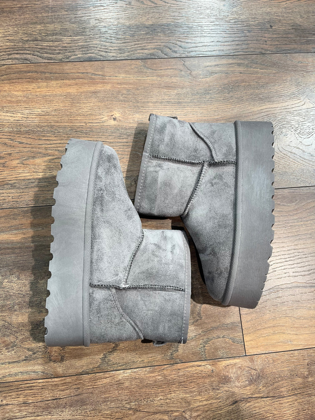 GEFÜTTERTE PLATEAU BOOTS IN GRAU