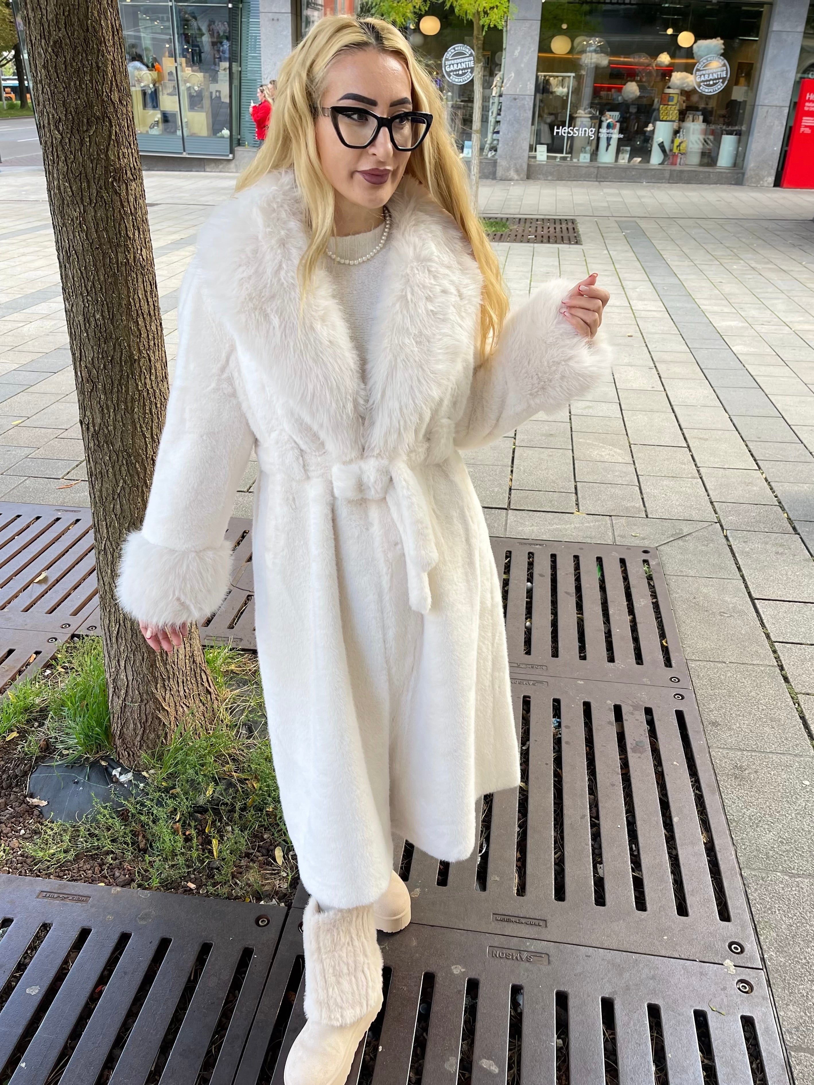 LUXURIÖSER WINTERMANTEL IN CREAM