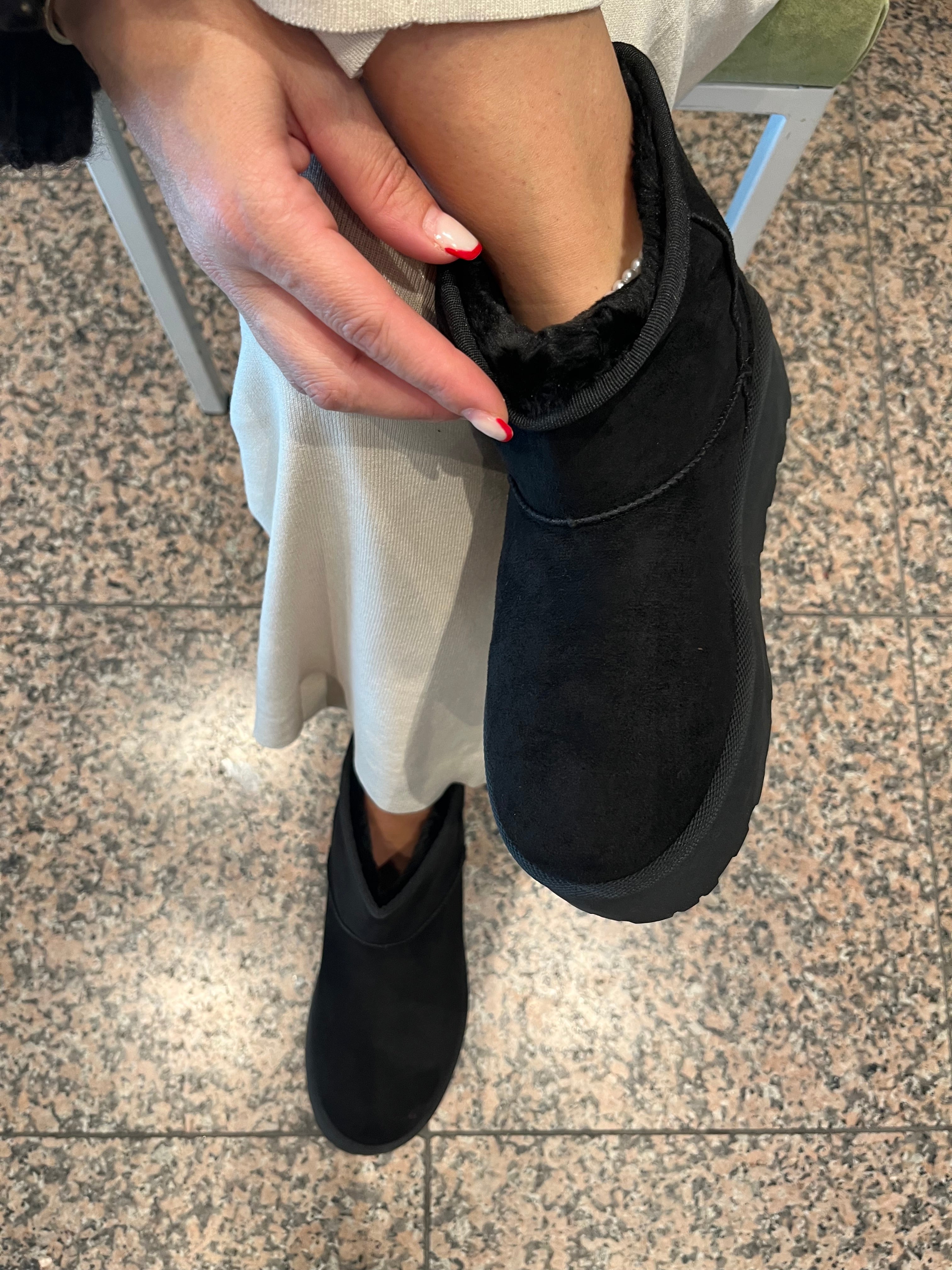 GEFÜTTERTE PLATEAU BOOTS IN SCHWARZ