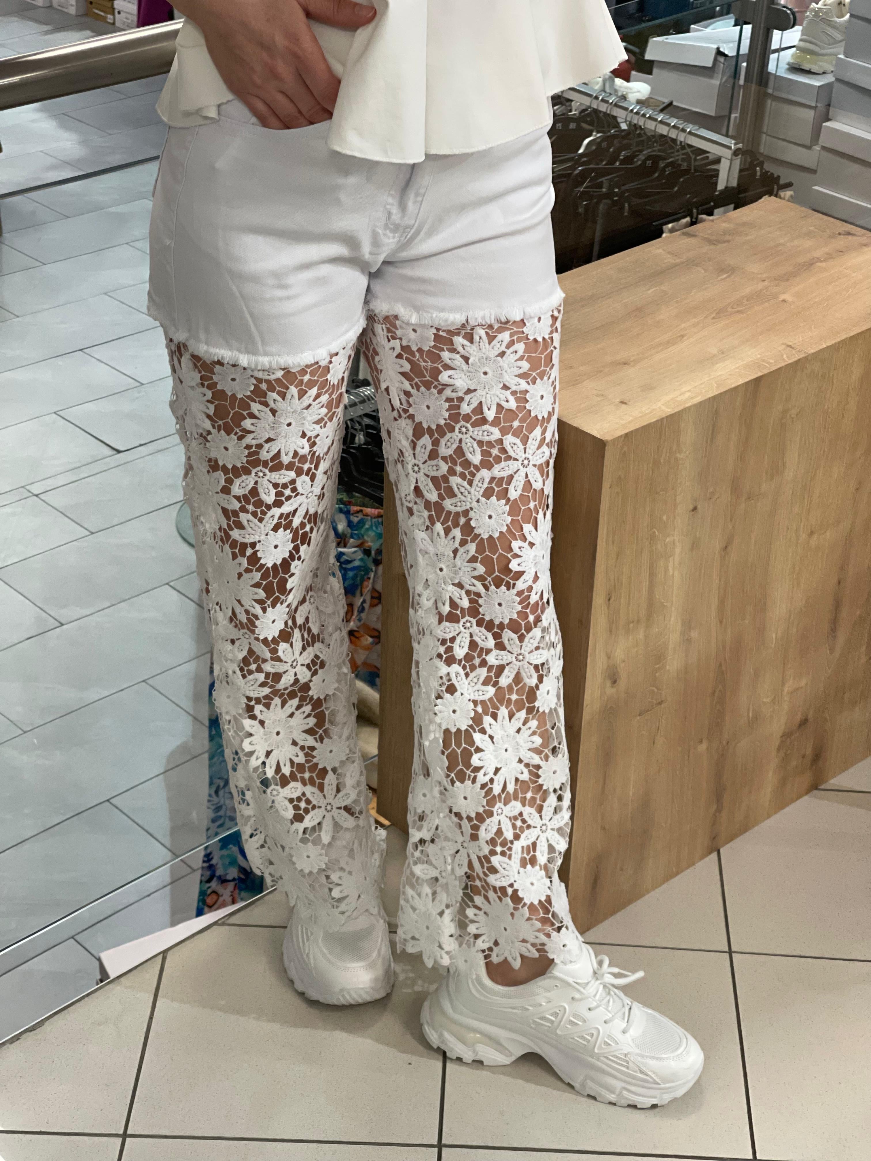 Jeans Vera mit Spitze Stickerei