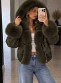 Damen Kunstlederjacke mit Kapuze und XXL-Fellbesatz – Schwarz