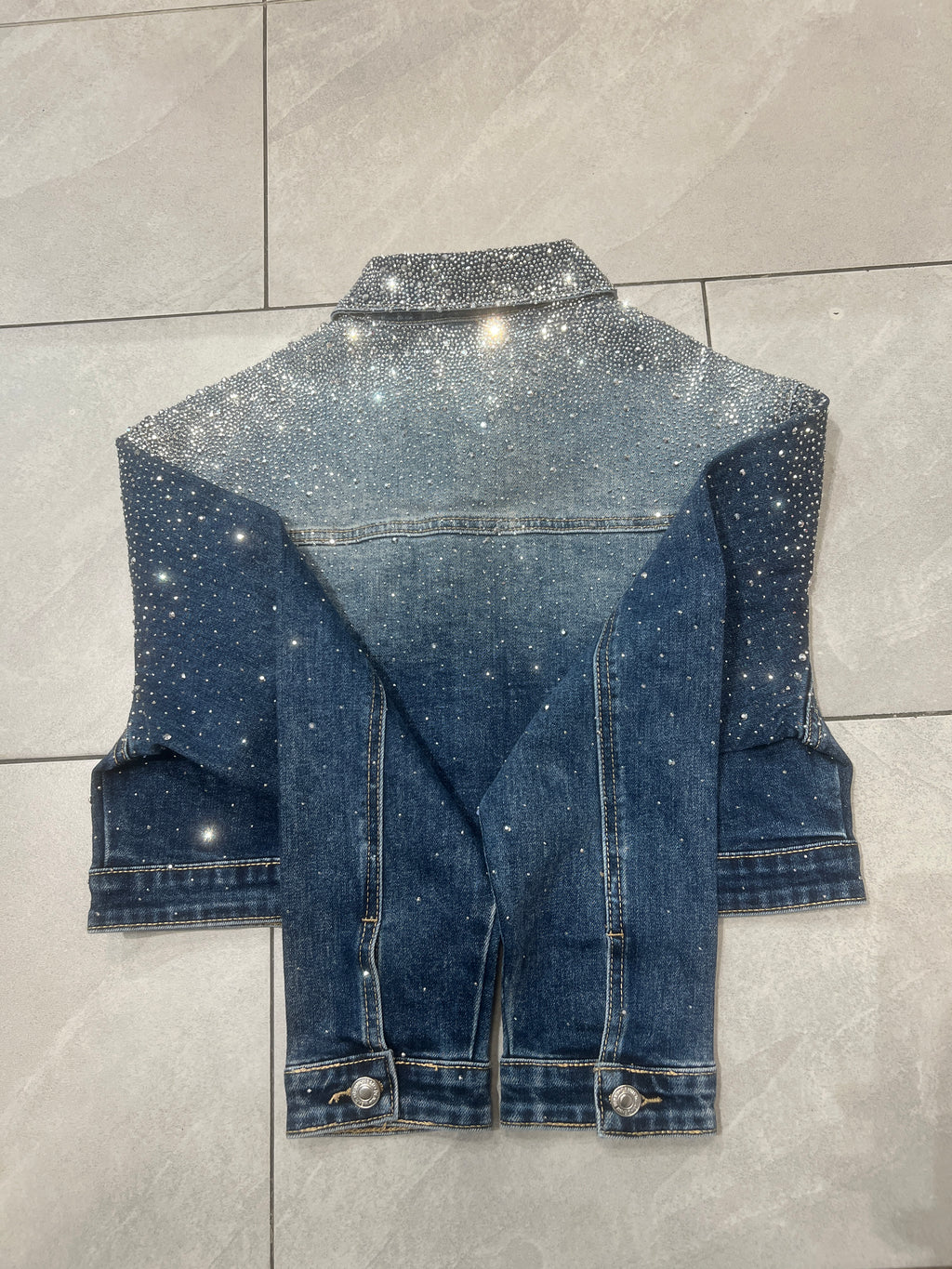 GLAMOURÖSE DENIM-JACKE MIT FUNKELNDEN STRASS