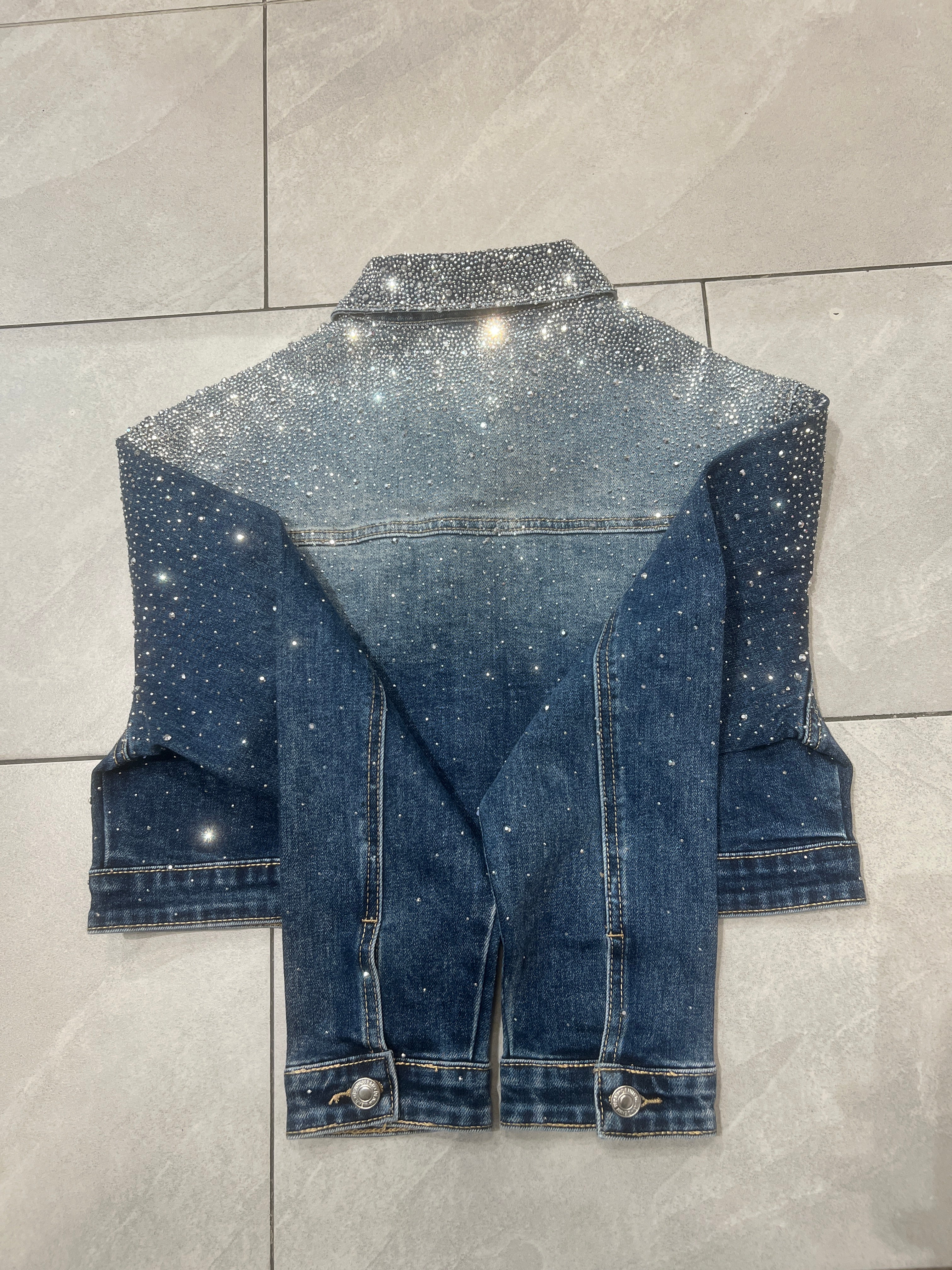 GLAMOURÖSE DENIM-JACKE MIT FUNKELNDEN STRASS