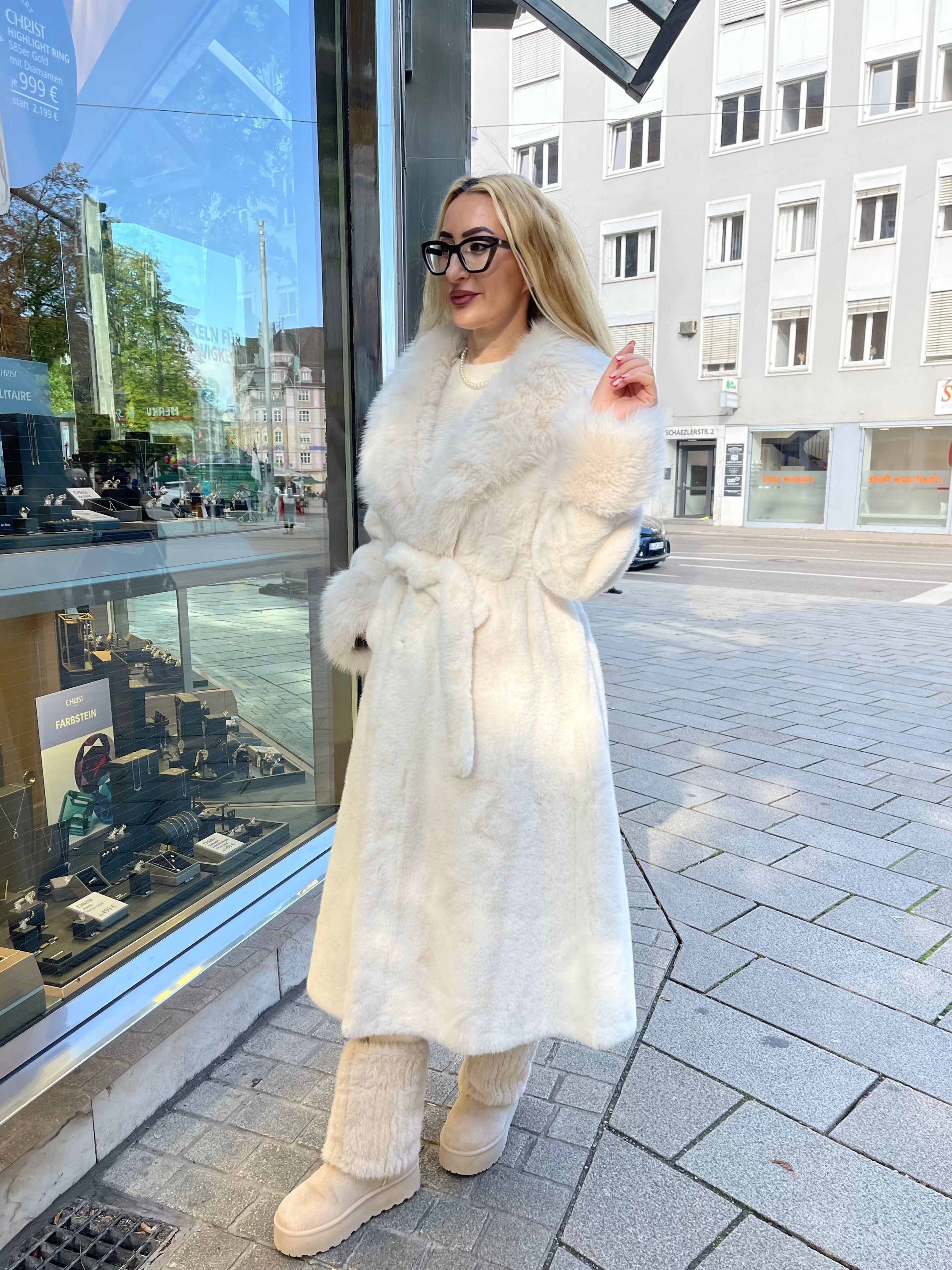 LUXURIÖSER WINTERMANTEL IN CREAM