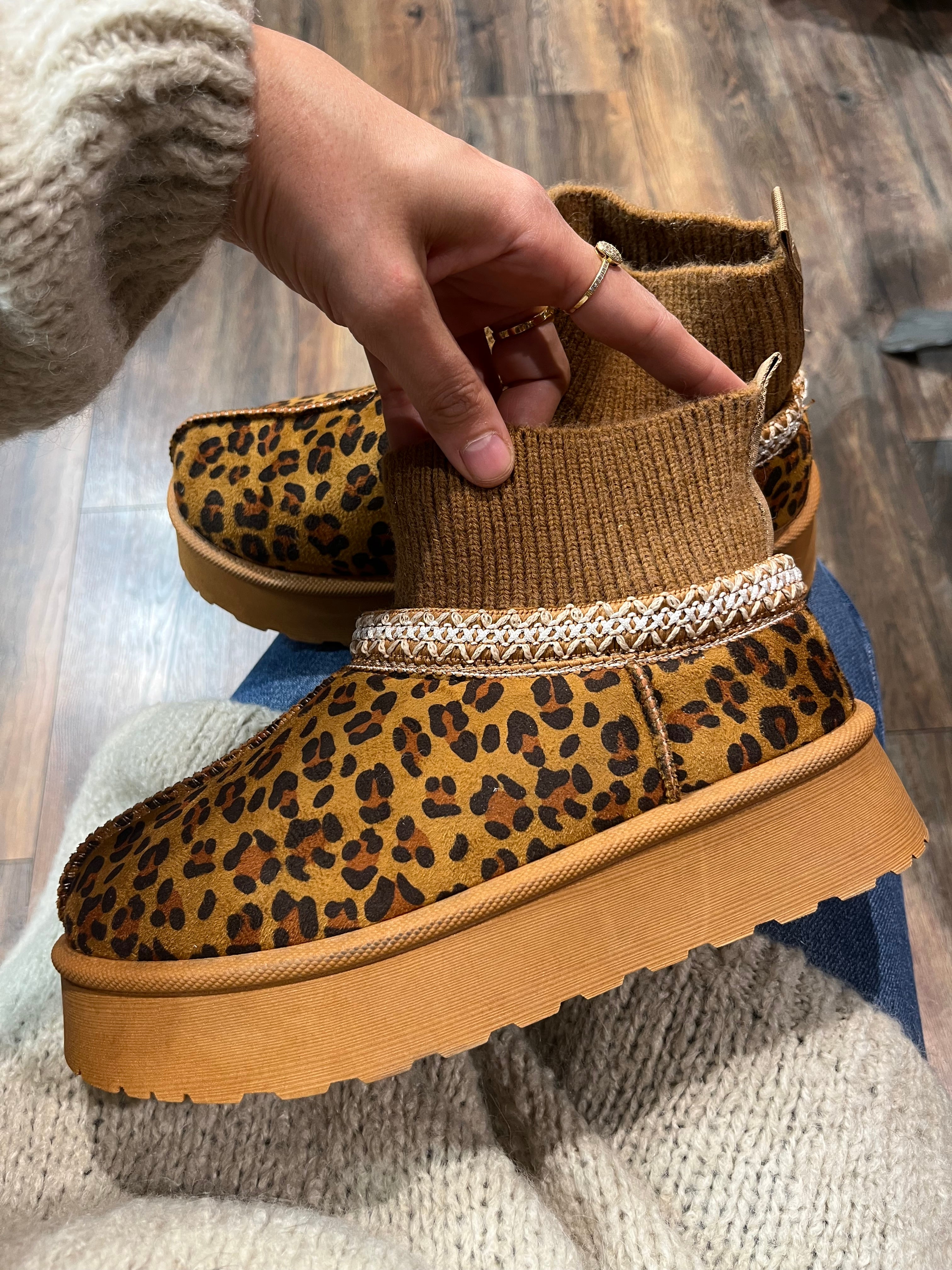 GEFÜTTERTE PLATEAU BOOTS IN LEO