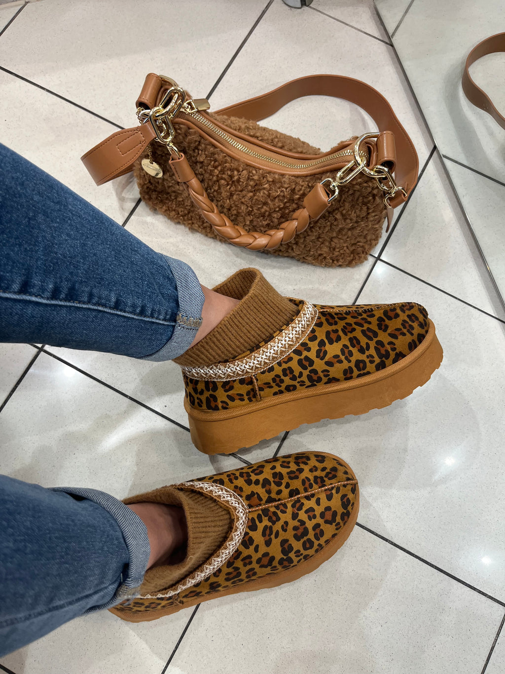 GEFÜTTERTE PLATEAU BOOTS IN LEO