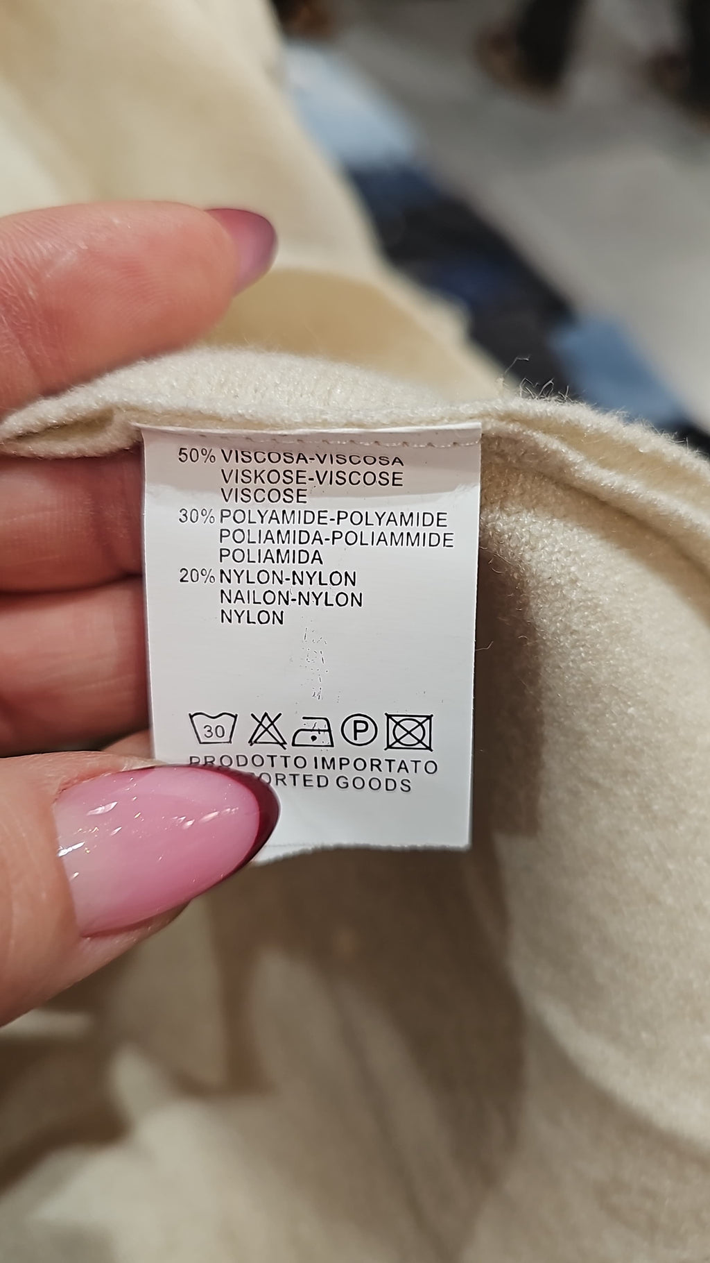 Eleganter Strickpullover mit funkelnden Paillettenärmeln