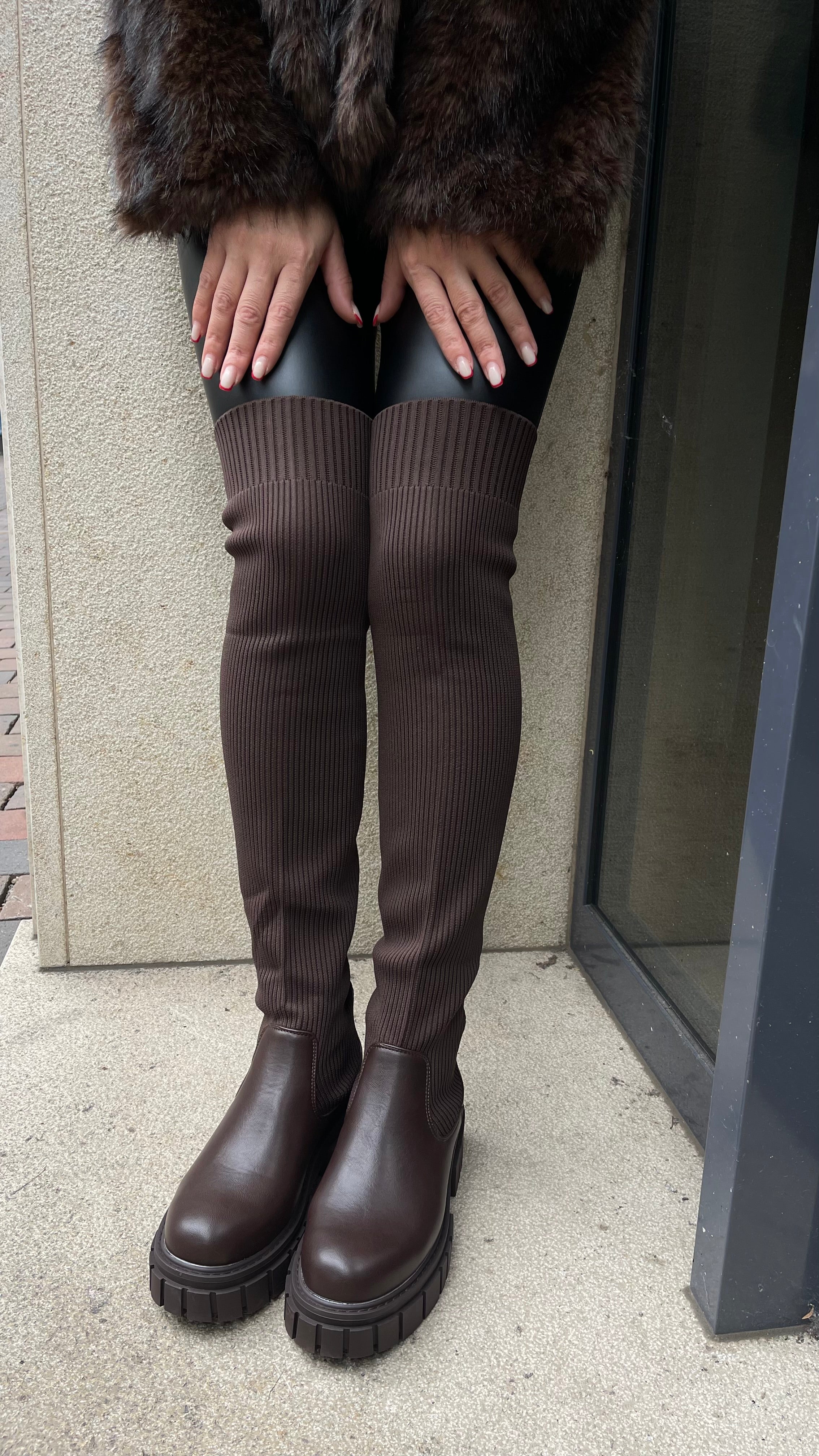 OVERKNEE-STIEFEL MIT STRICK-DETAIL IN BRAUN