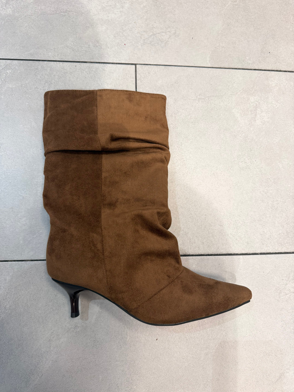 Elegant raffte Schlupfstiefel mit Kitten Heel in Cognacbraun