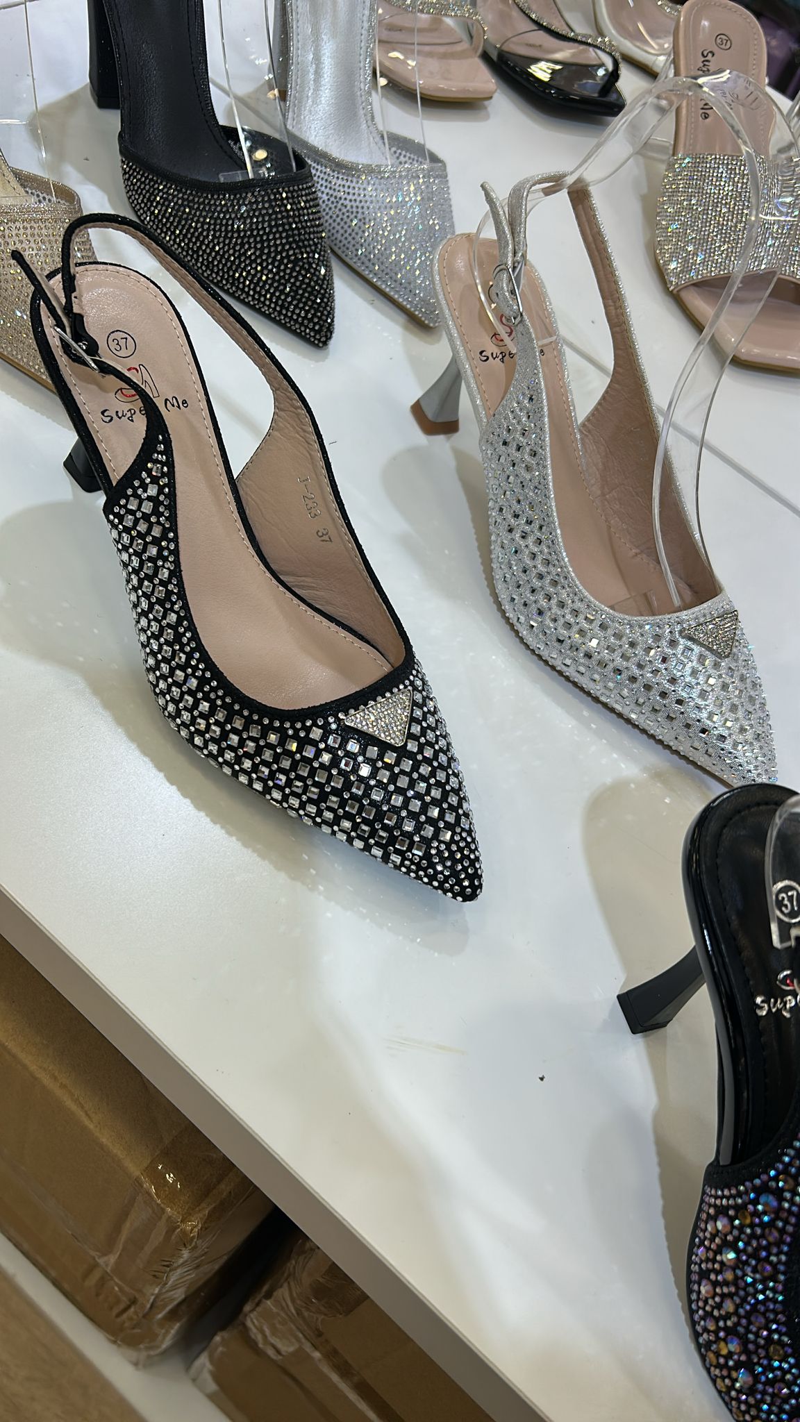 Diamond Glow Sling Heels in schwarz