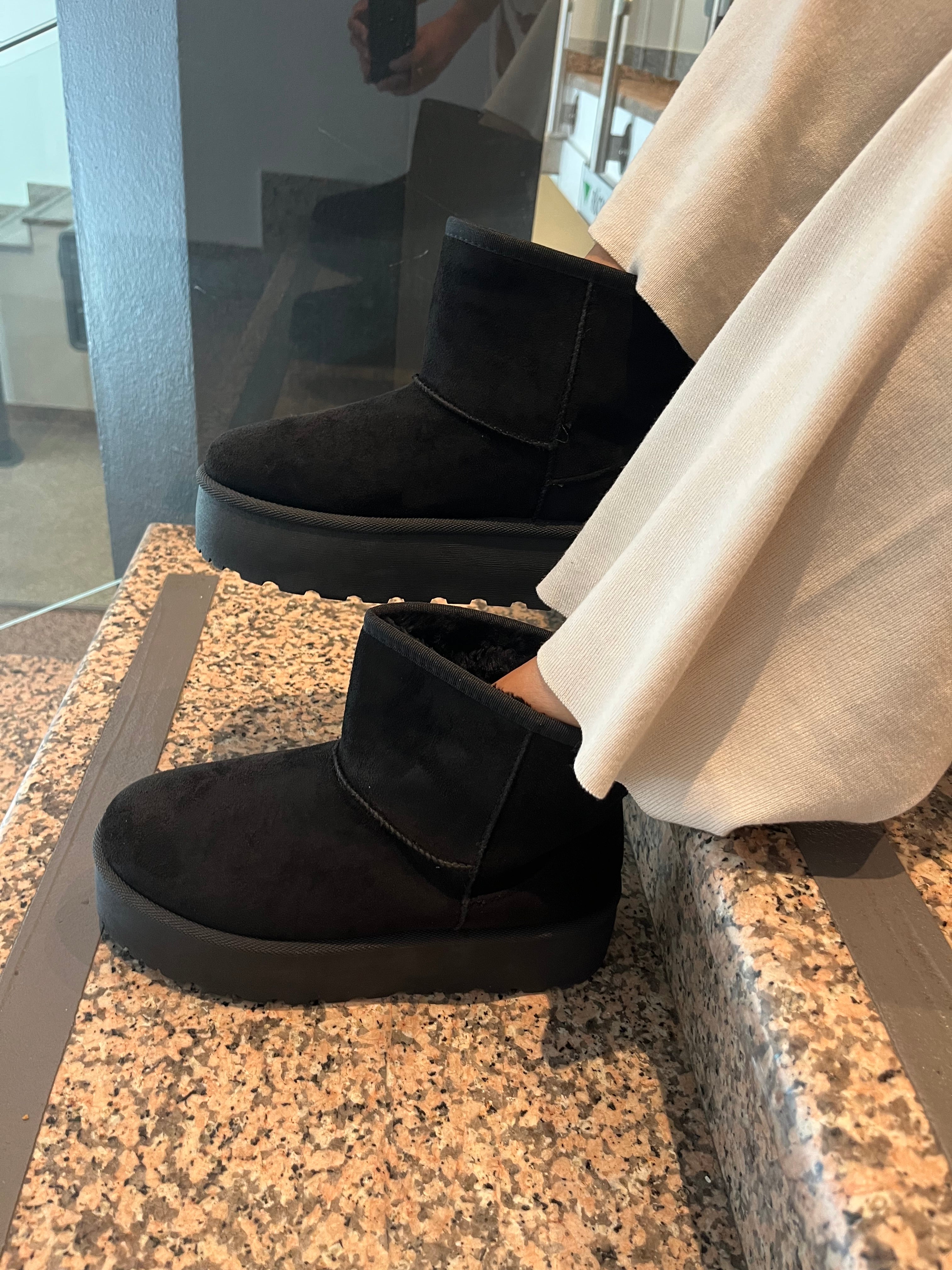 GEFÜTTERTE PLATEAU BOOTS IN SCHWARZ