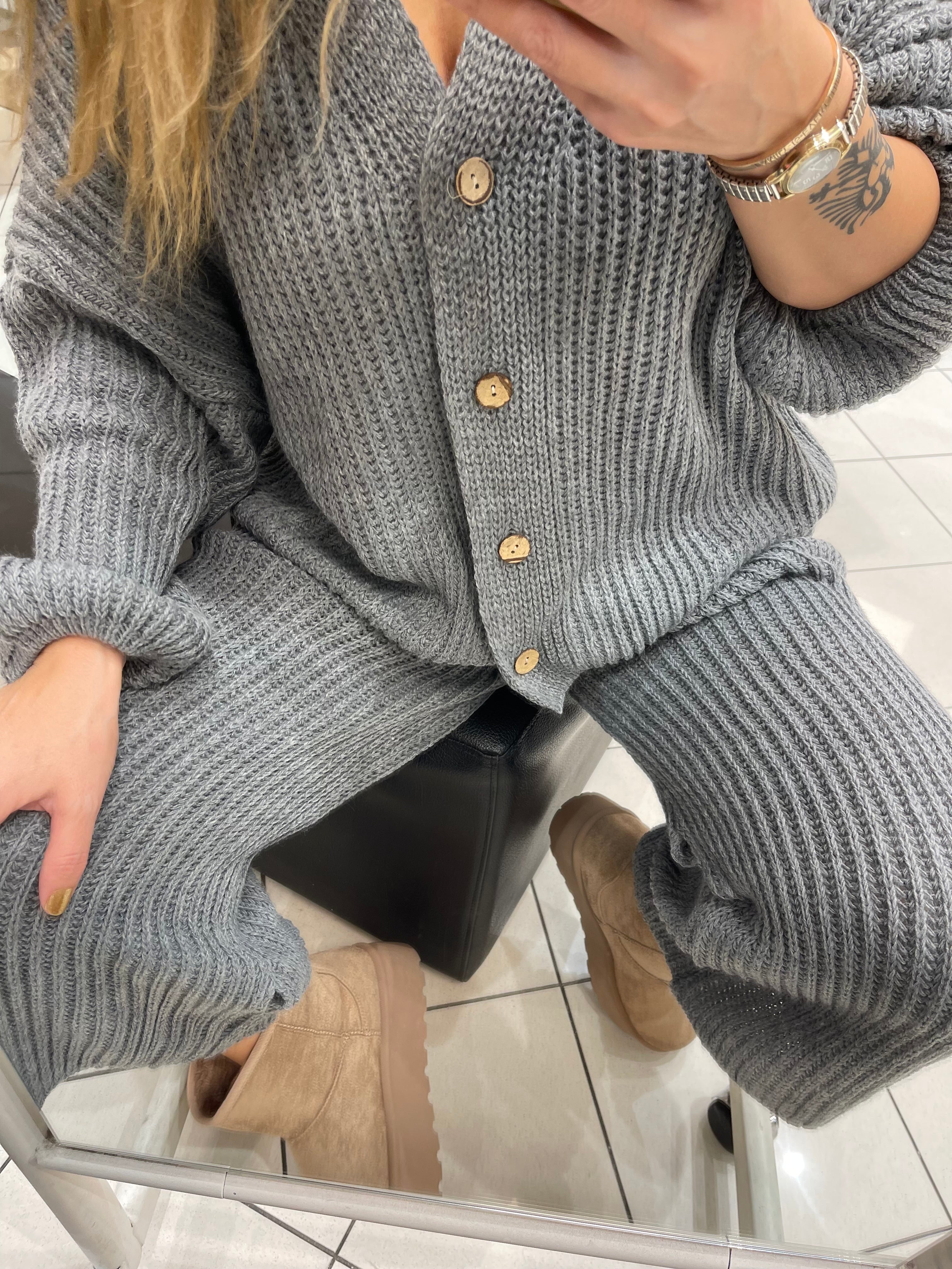 STRICK-ZWEITEILER IN GRAU