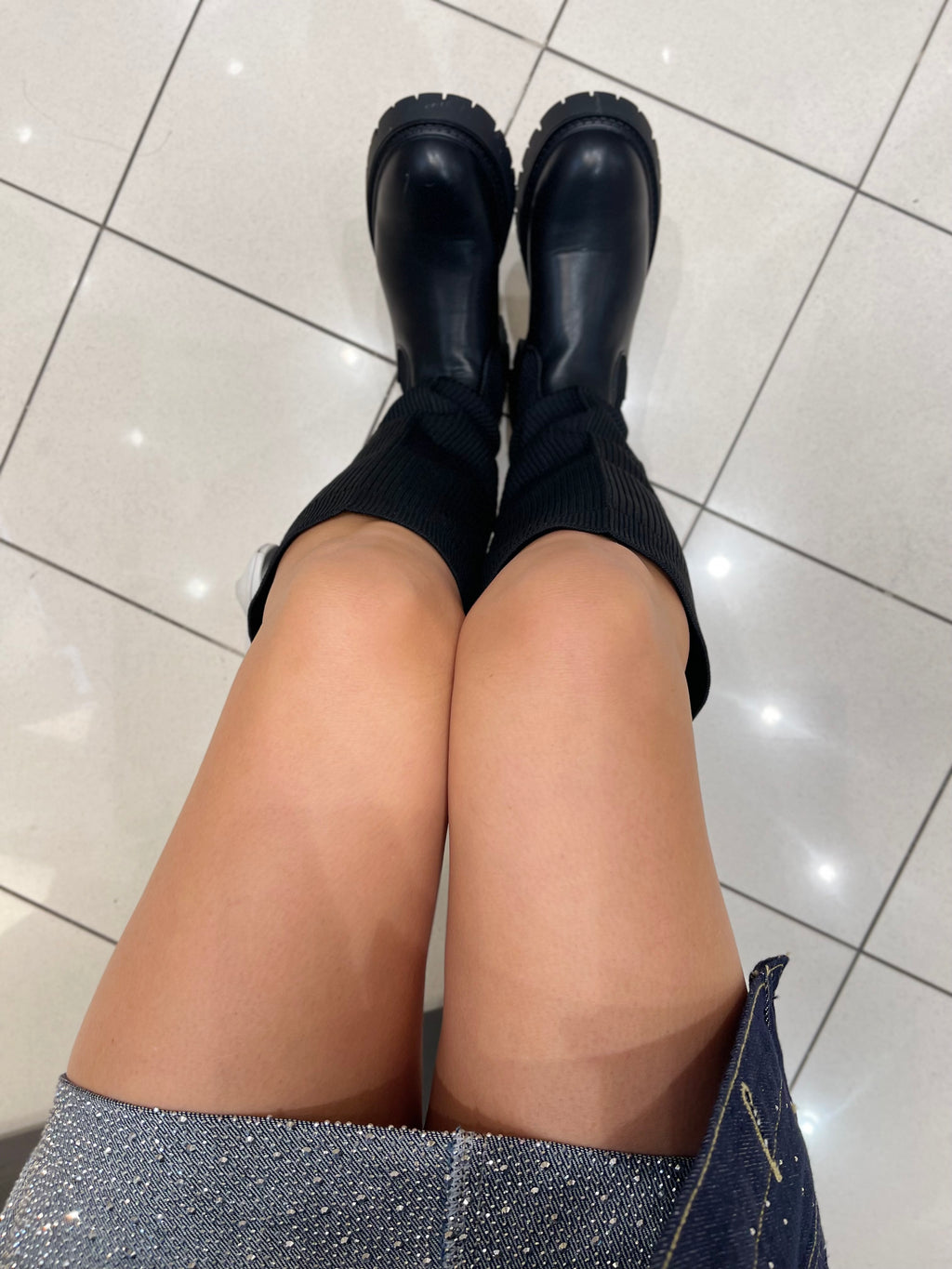 STIEFEL MIT STRICK-DETAIL IN SCHWARZ