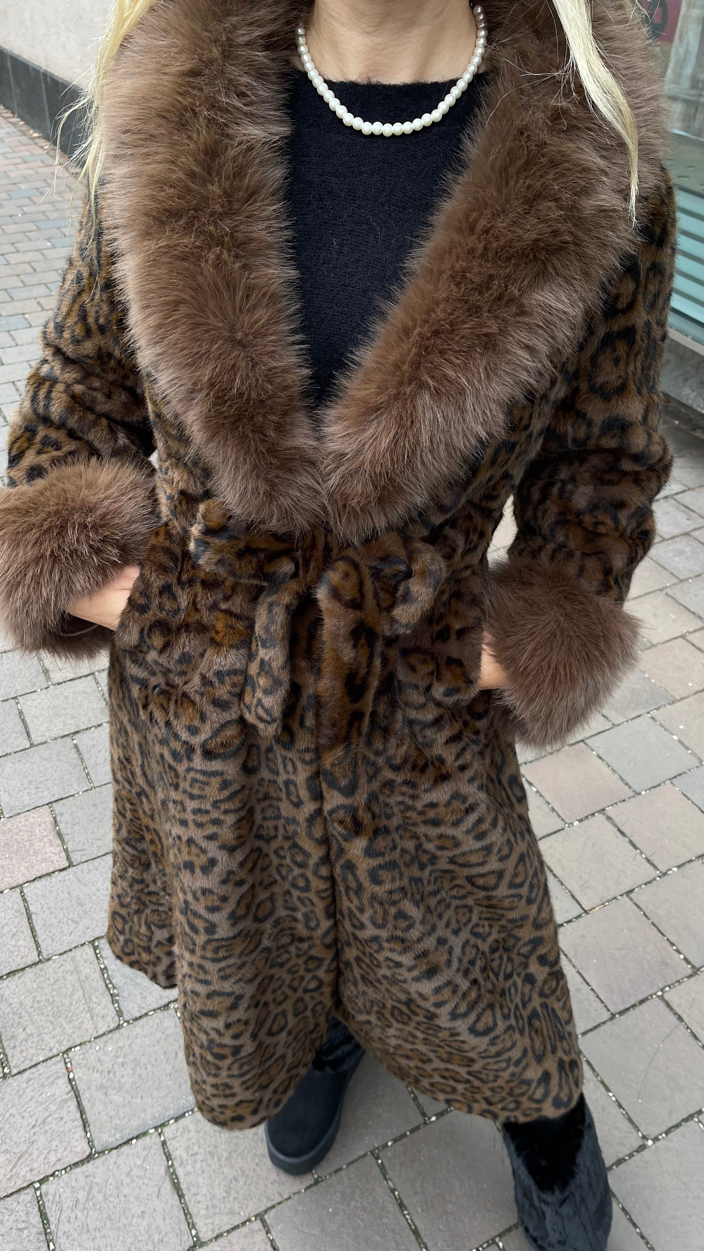 LUXURIÖSER LEO WINTERMANTEL