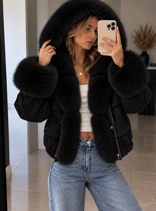 Damen Kunstlederjacke mit Kapuze und XXL-Fellbesatz – Schwarz