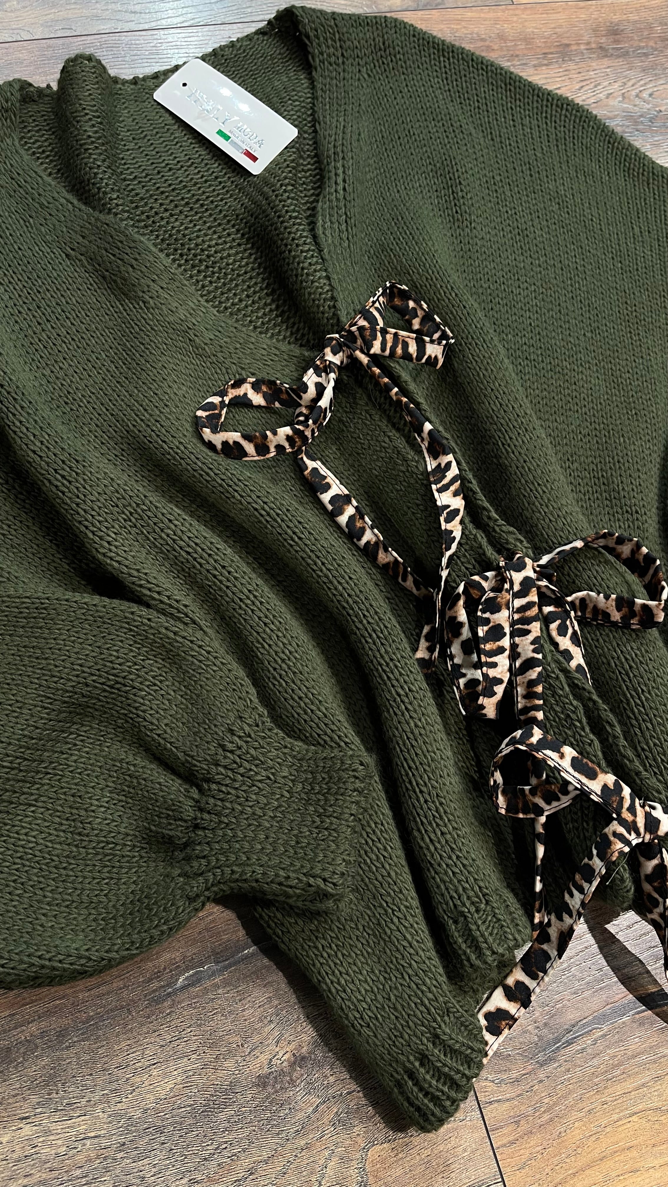 STRICK-CARDIGAN MIT LEOPARDEN-SCHLEIFEN – KHAKI