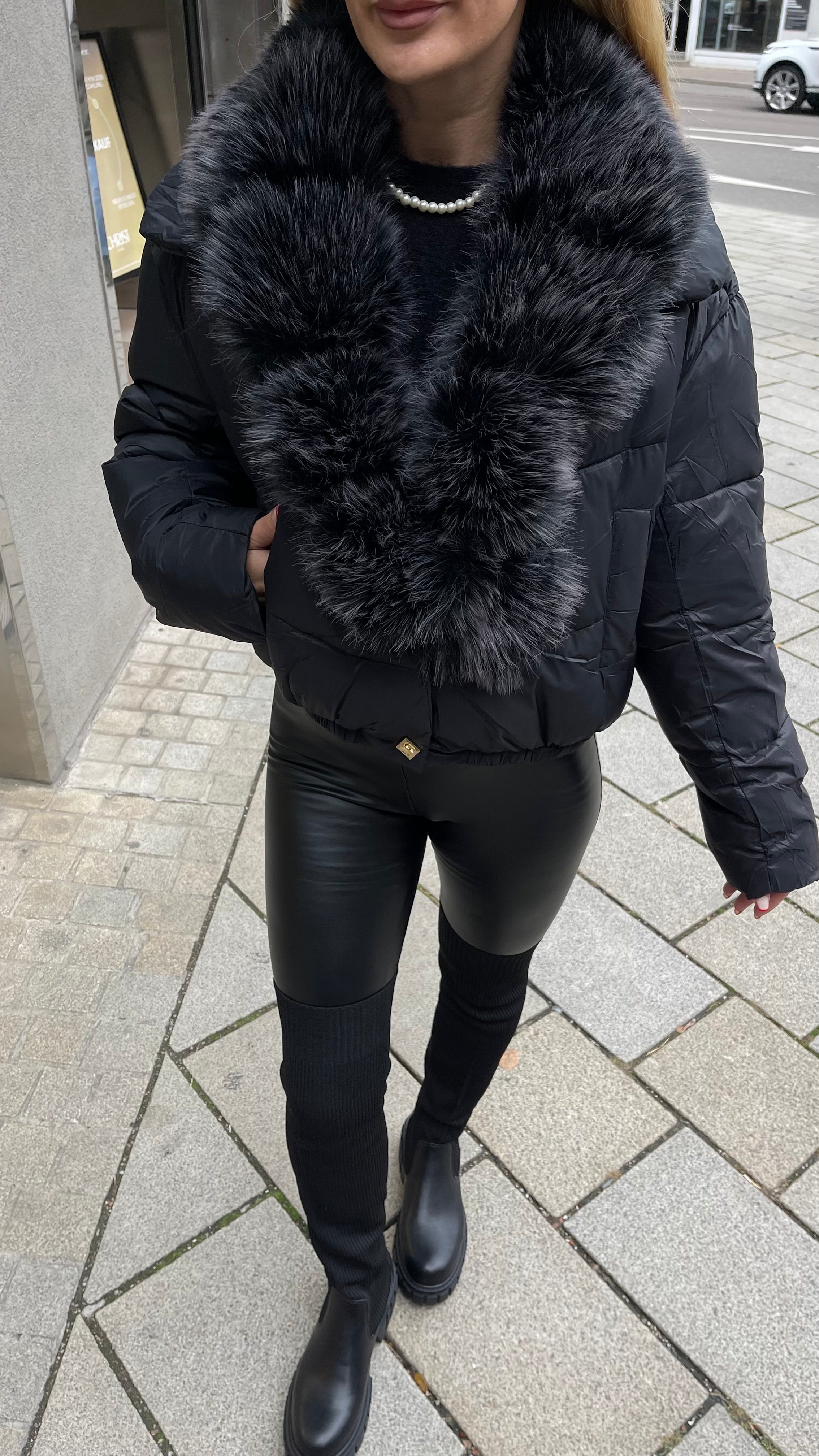 STEPPJACKE MIT FELL IN SCHWARZ