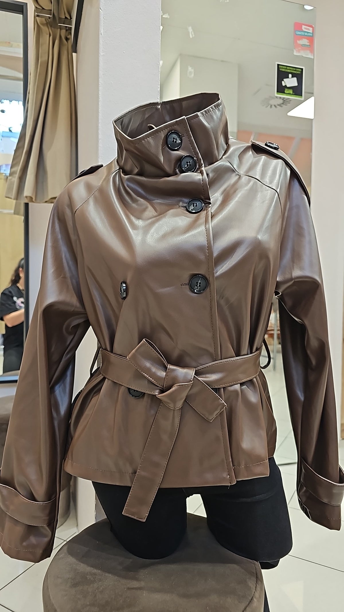 Shorter Kunstleder-Trenchcoat mit Hohem Stehkragen & Bindegürtel