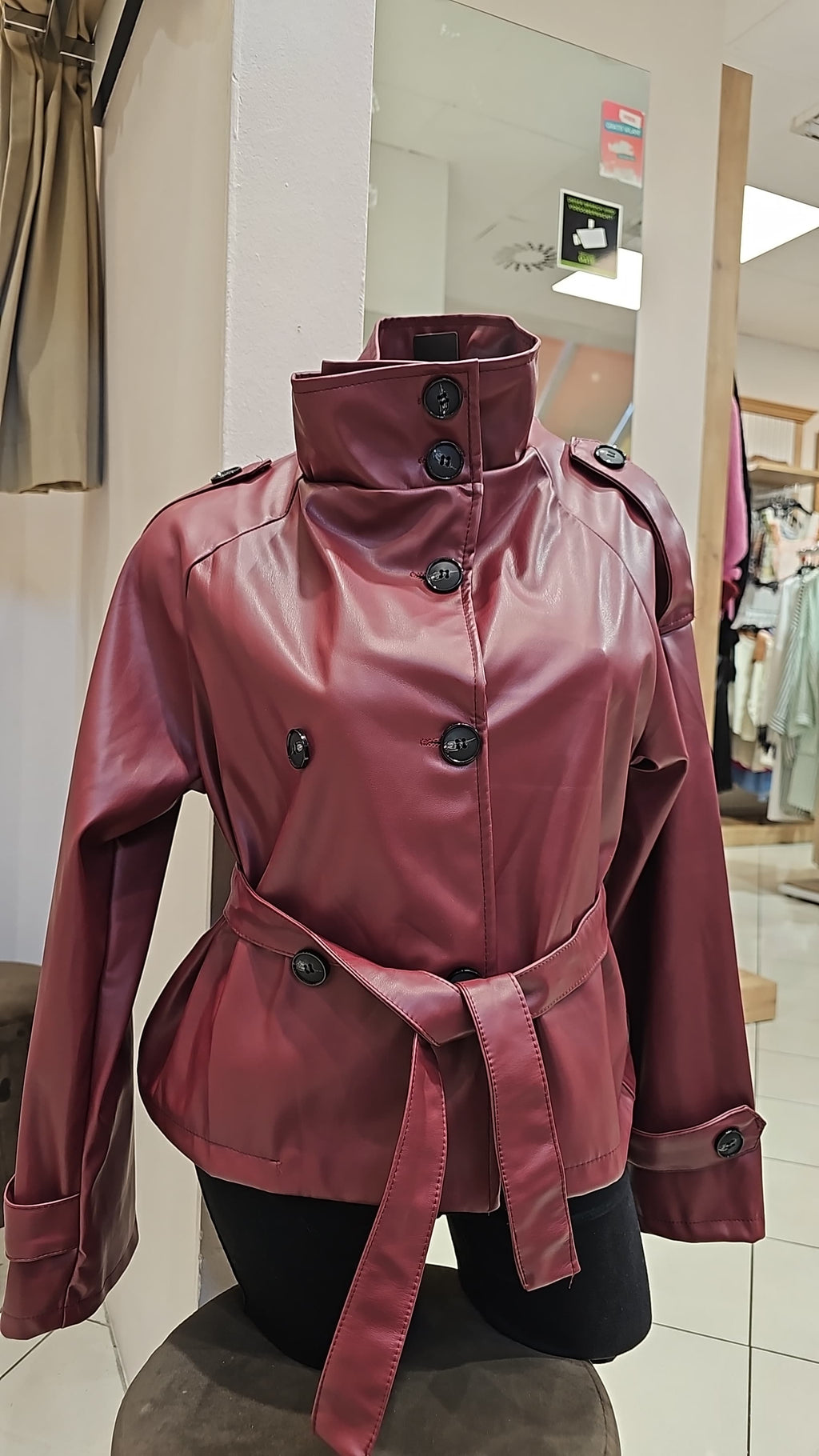 Shorter Kunstleder-Trenchcoat mit Hohem Stehkragen & Bindegürtel