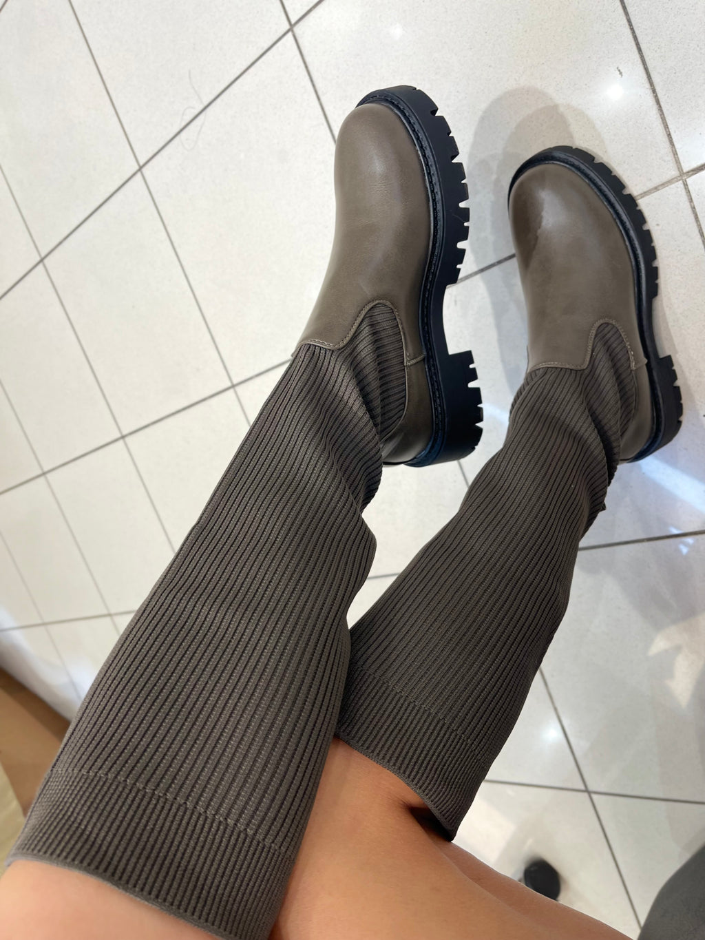 STIEFEL MIT STRICK-DETAIL IN SCHLAMM