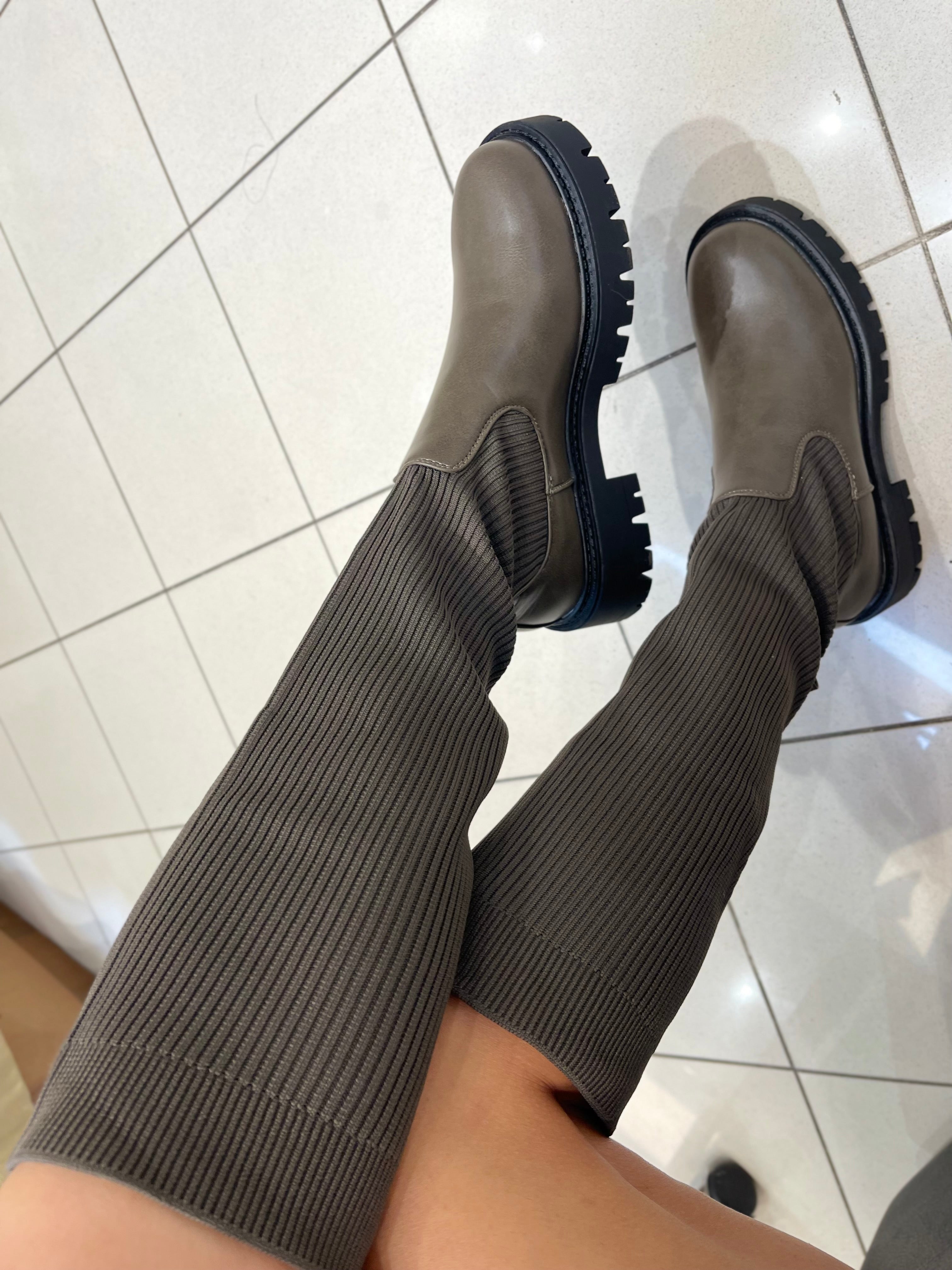 STIEFEL MIT STRICK-DETAIL IN SCHLAMM