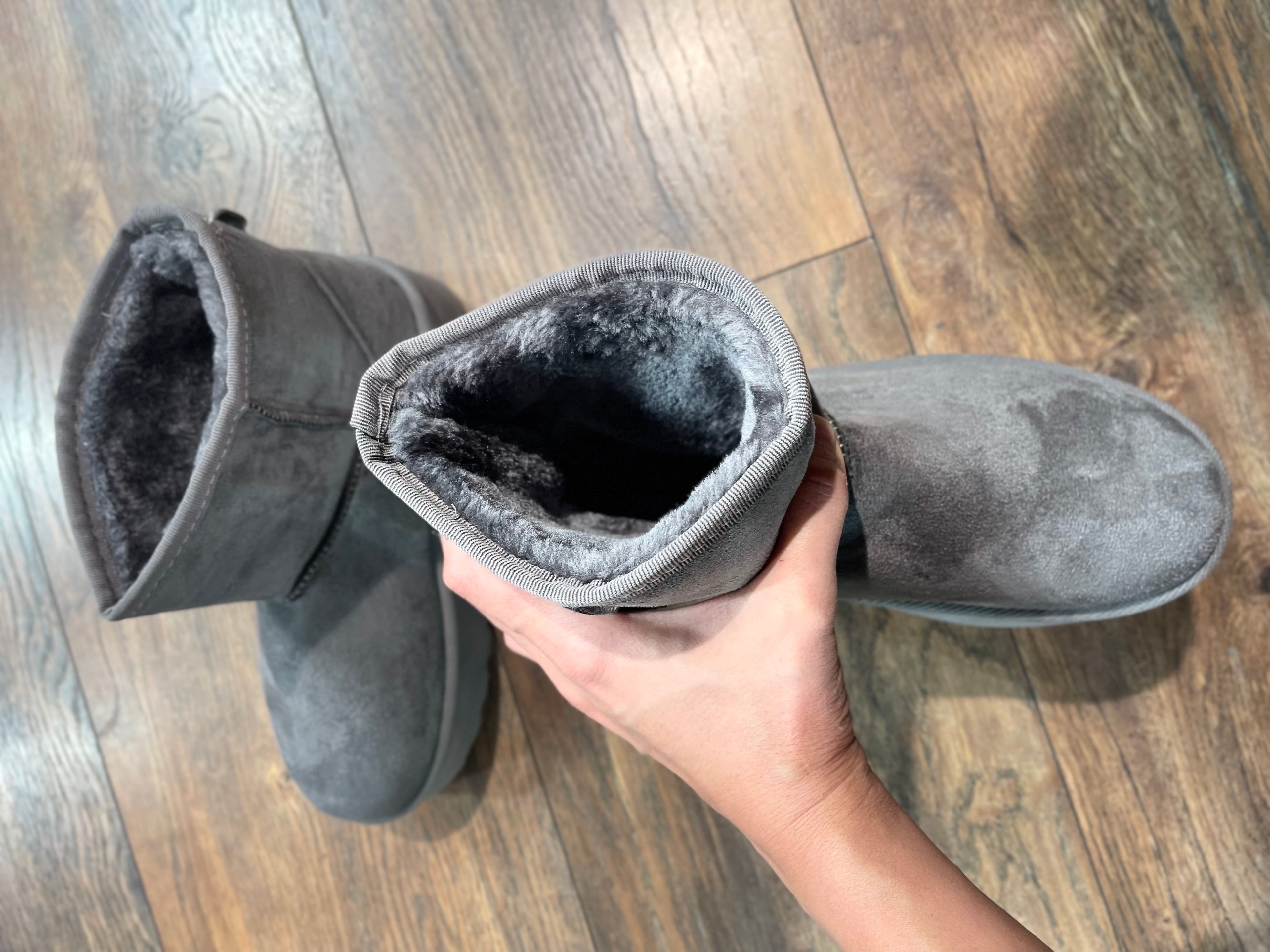 GEFÜTTERTE PLATEAU BOOTS IN GRAU