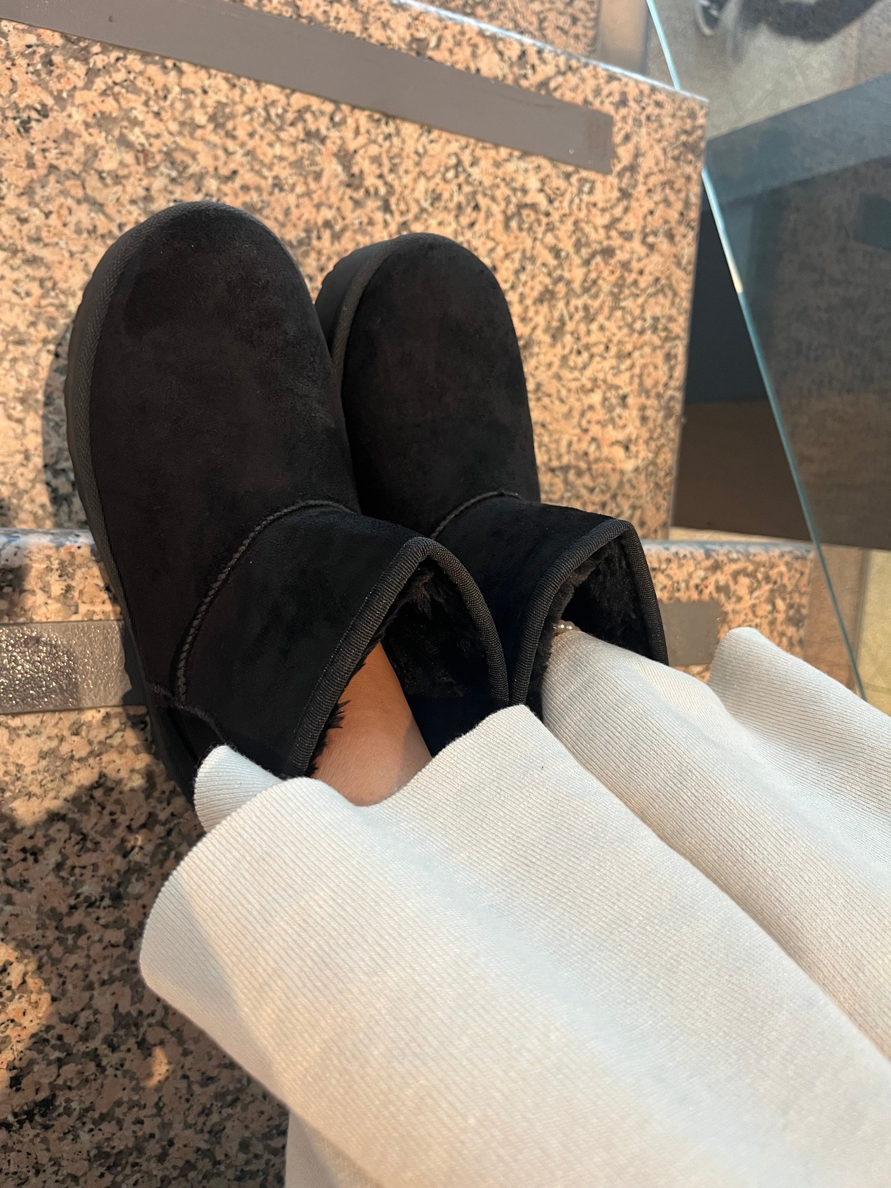 GEFÜTTERTE PLATEAU BOOTS IN SCHWARZ