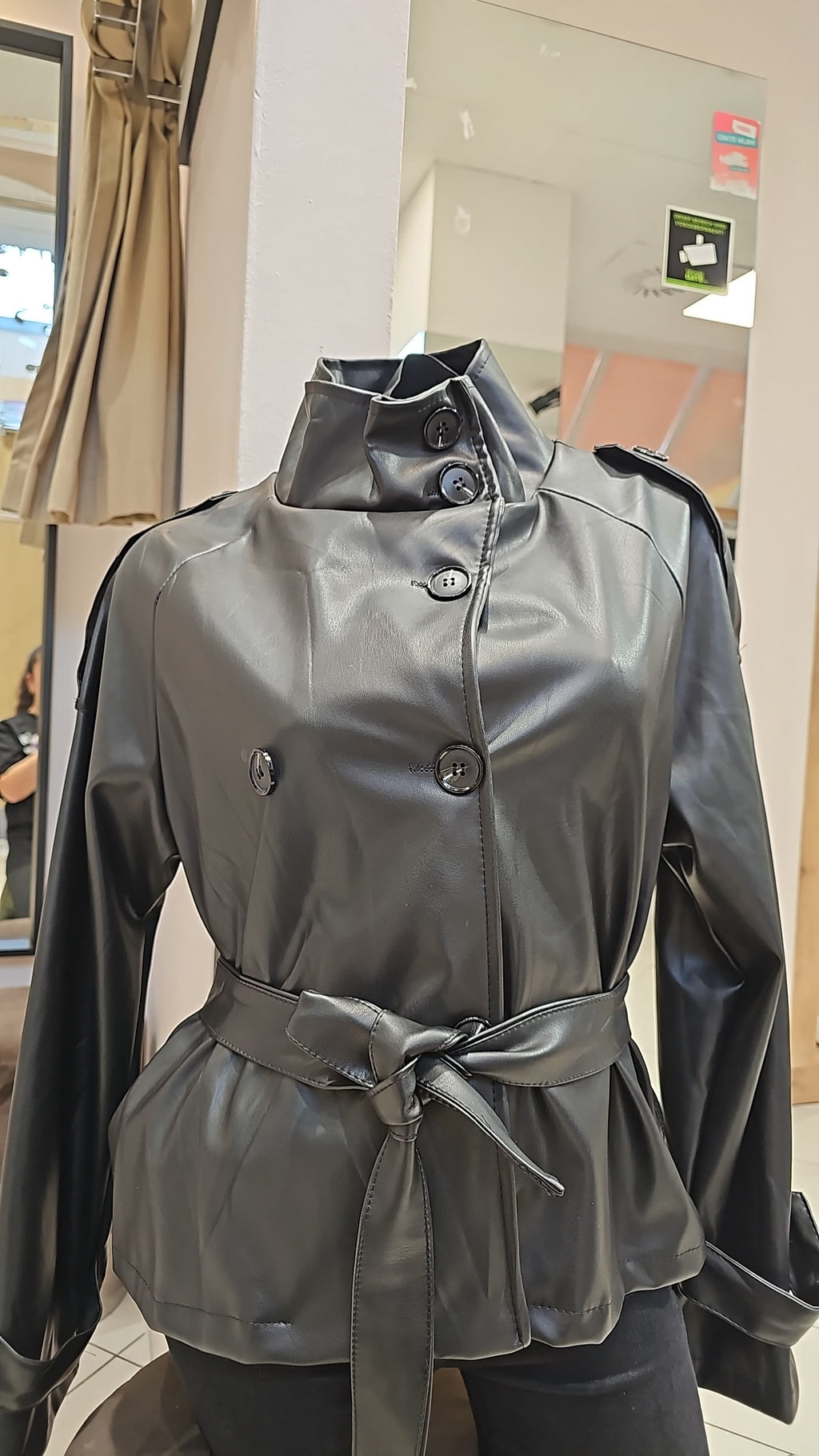 Shorter Kunstleder-Trenchcoat mit Hohem Stehkragen & Bindegürtel