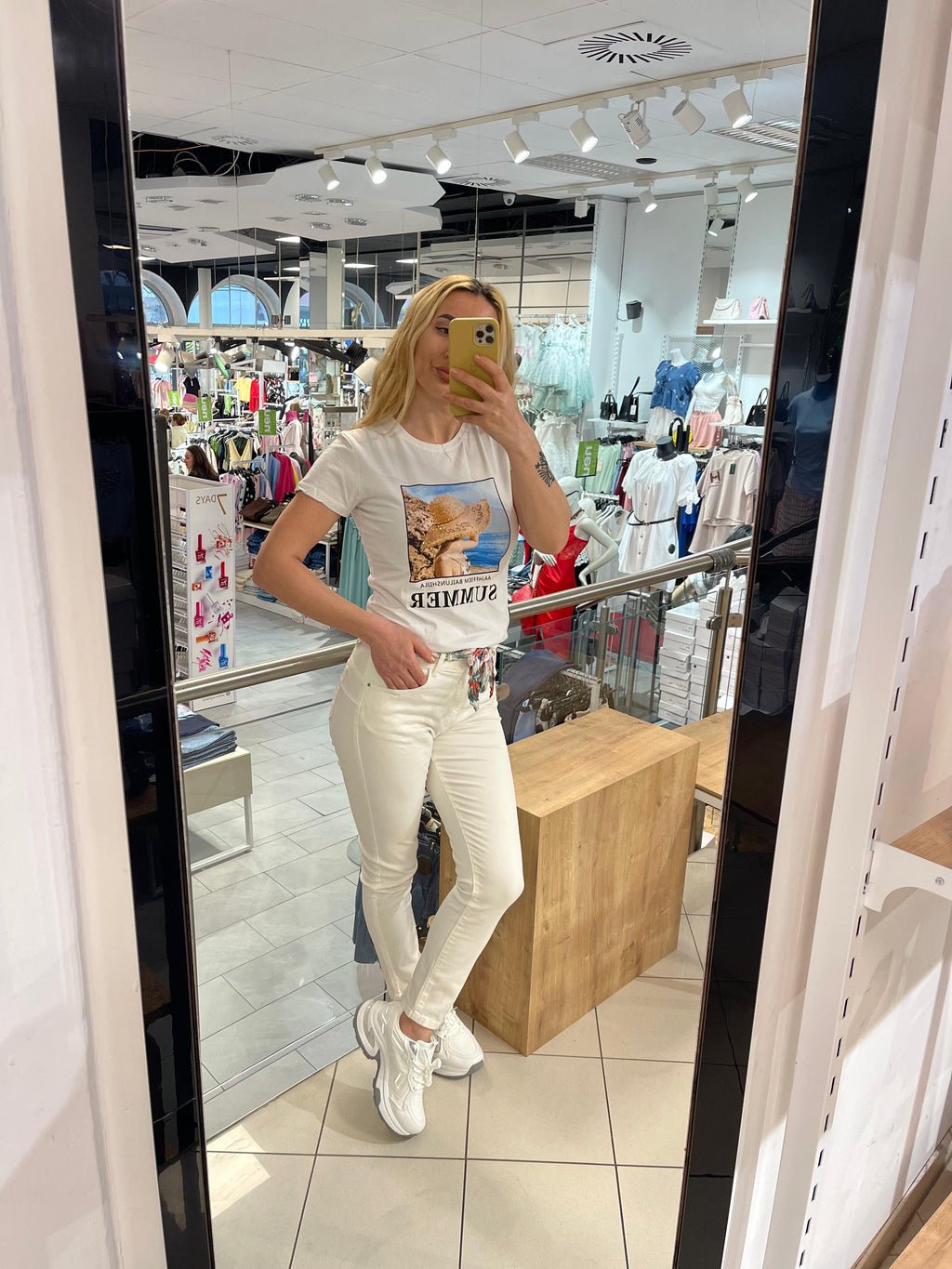 Jeans mit Blumengürtel Hudda
