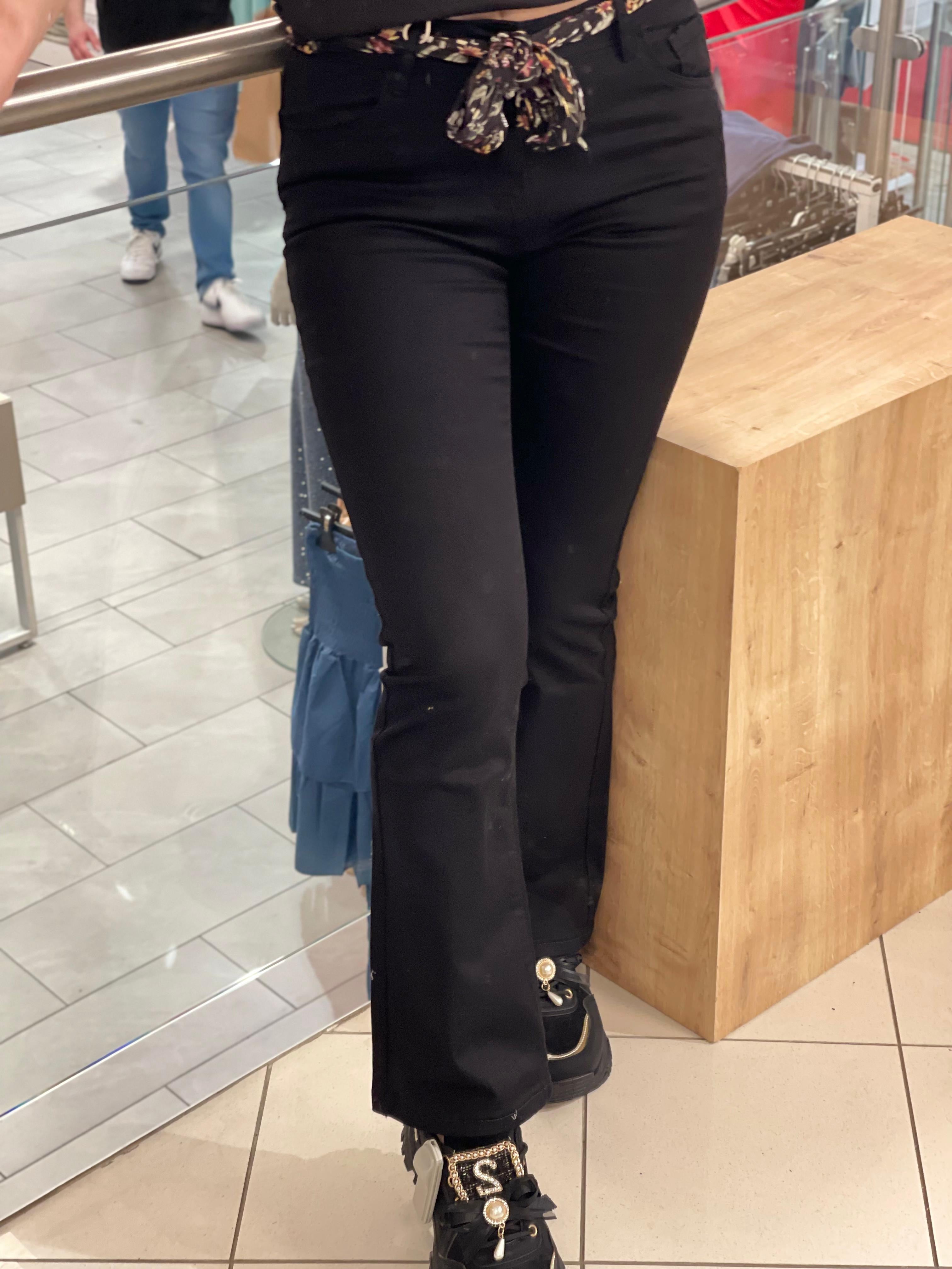 Jeans mit Blumengürtel Hudda