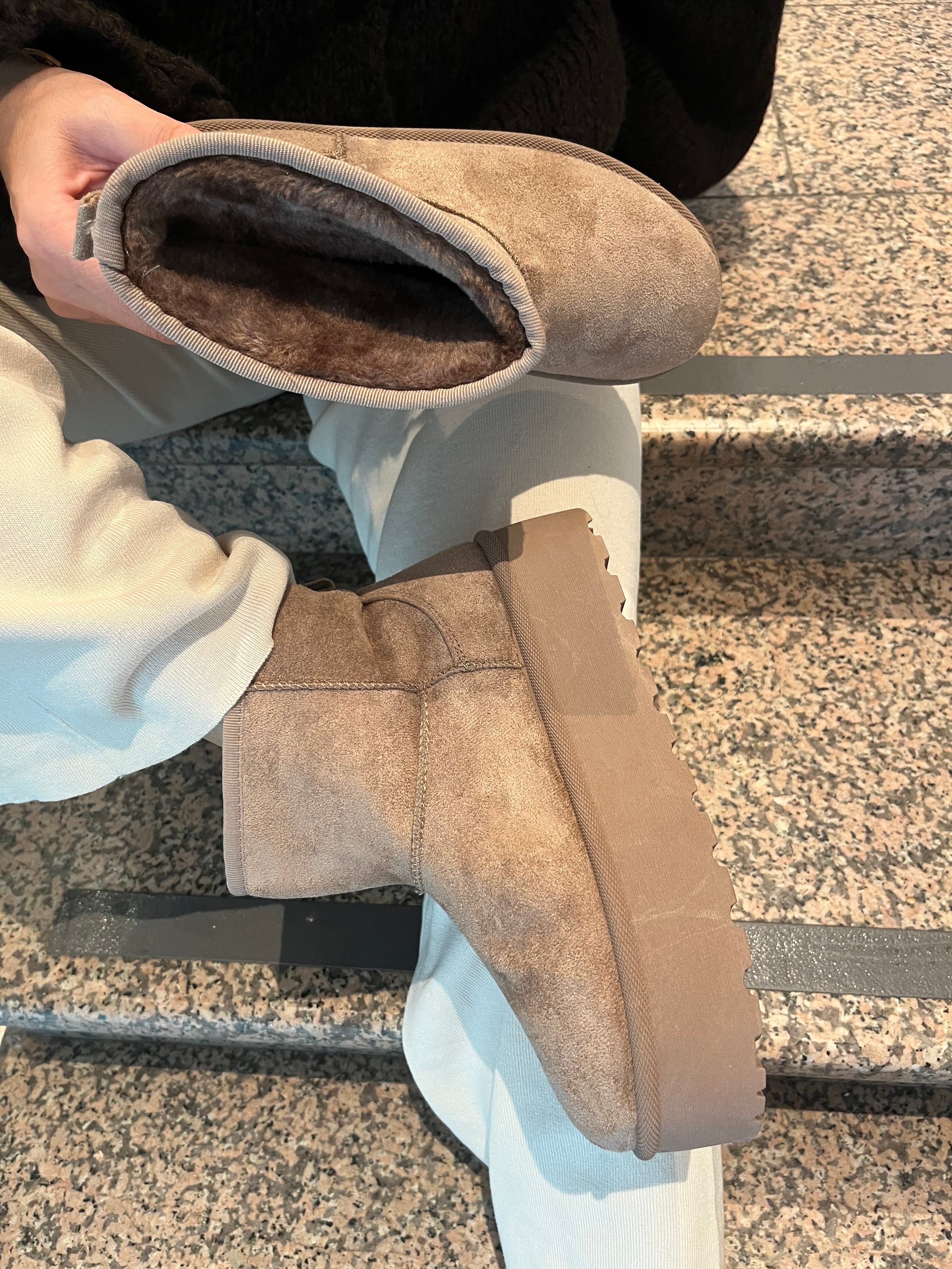 GEFÜTTERTE PLATEAU BOOTS IN TAUPE