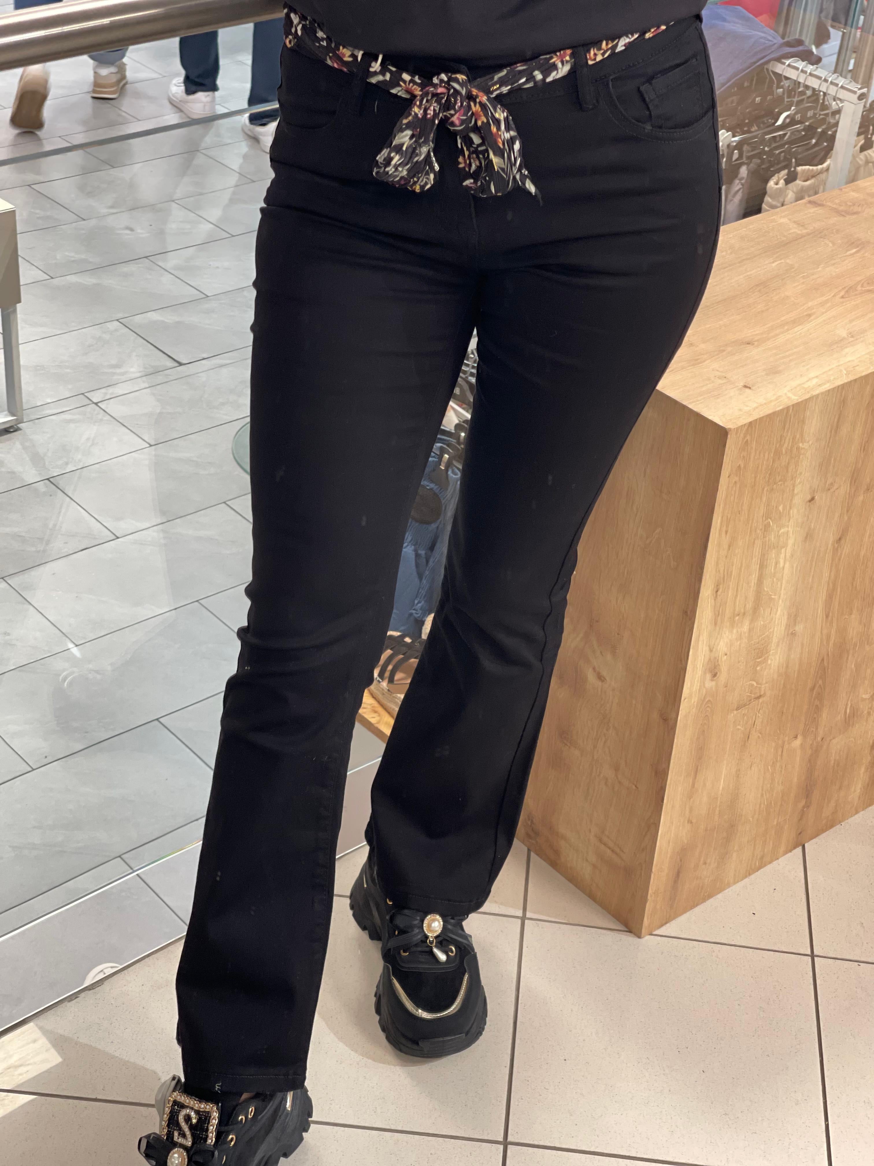 Jeans mit Blumengürtel Hudda