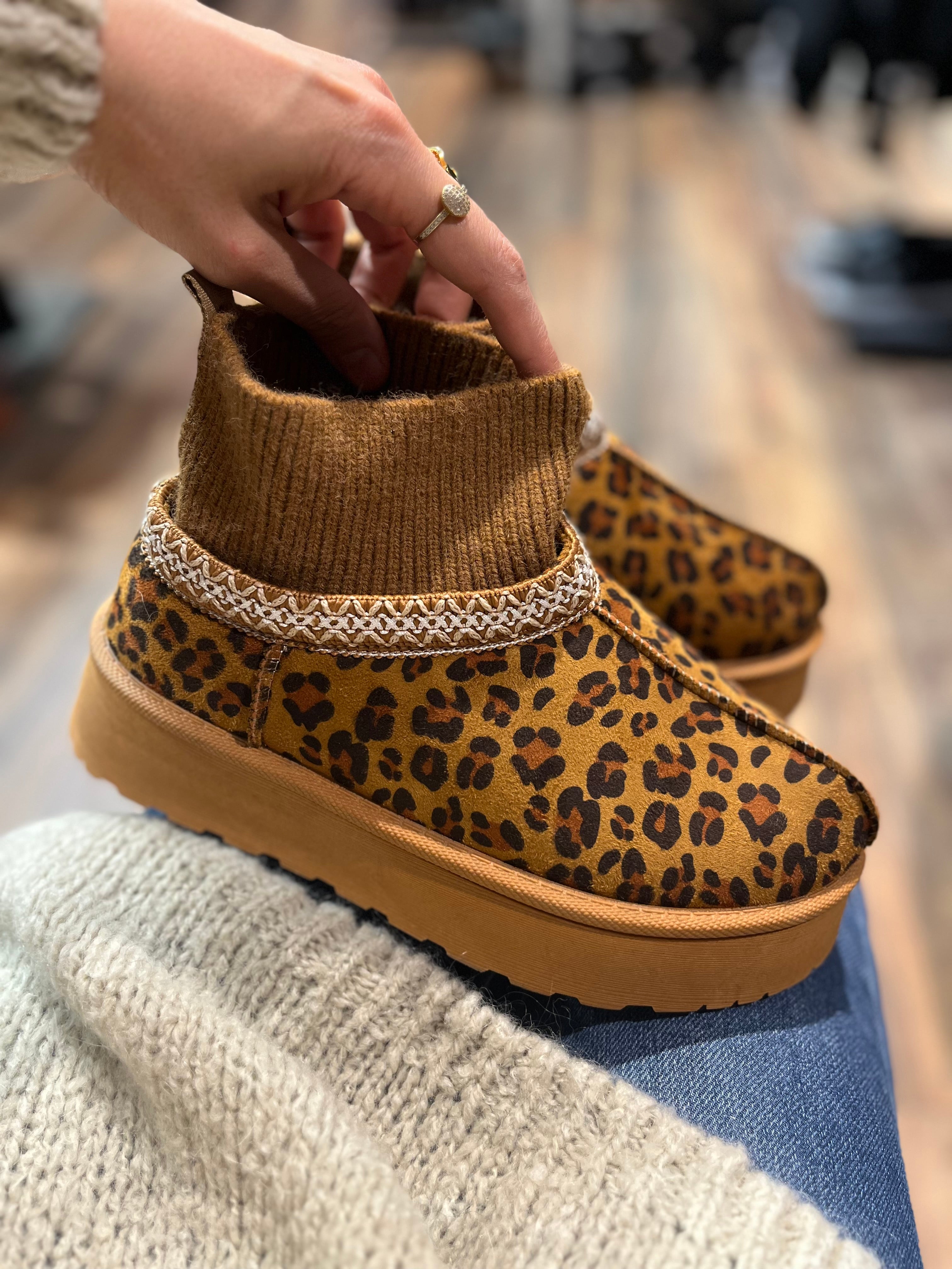 GEFÜTTERTE PLATEAU BOOTS IN LEO