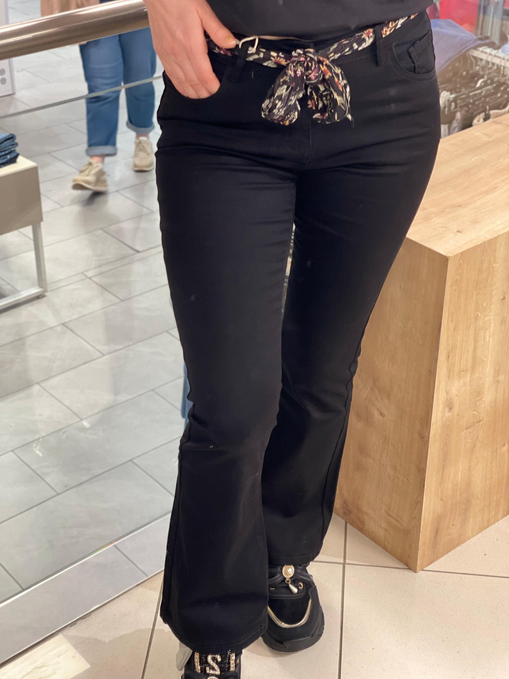 Jeans mit Blumengürtel Hudda