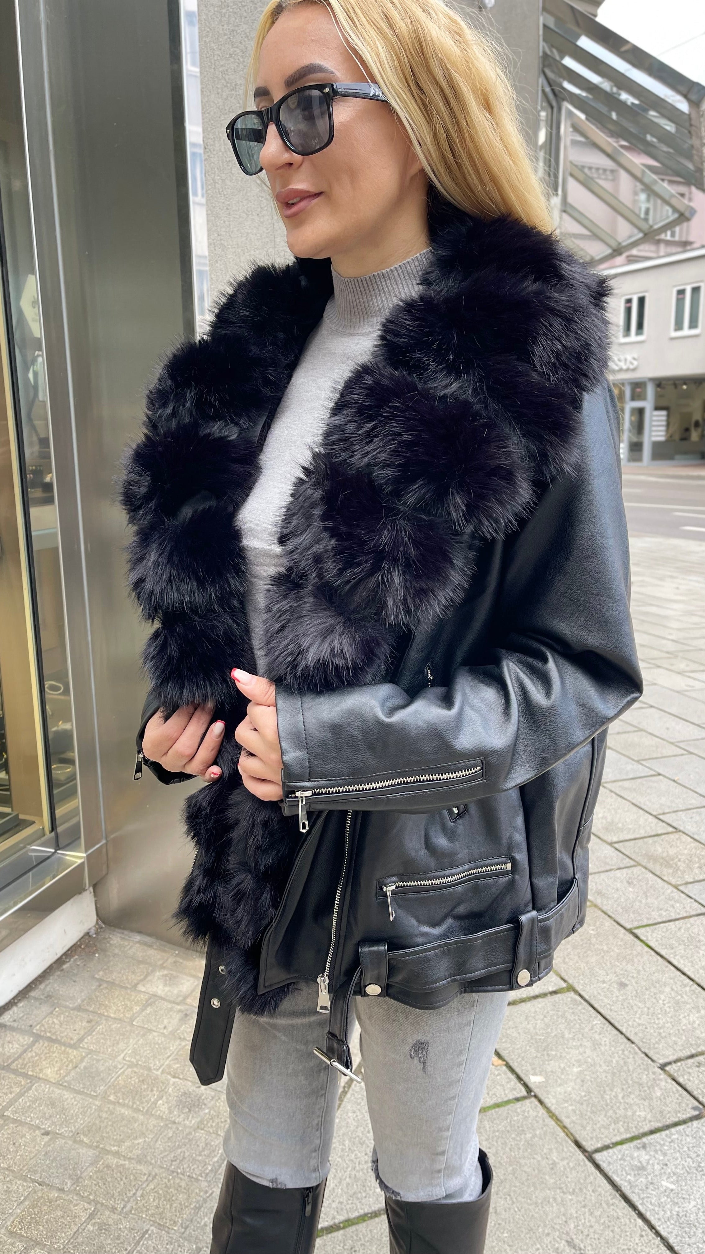 GEFÜTTERTE LEDERJACKE  MIT FELL IN SCHWARZ
