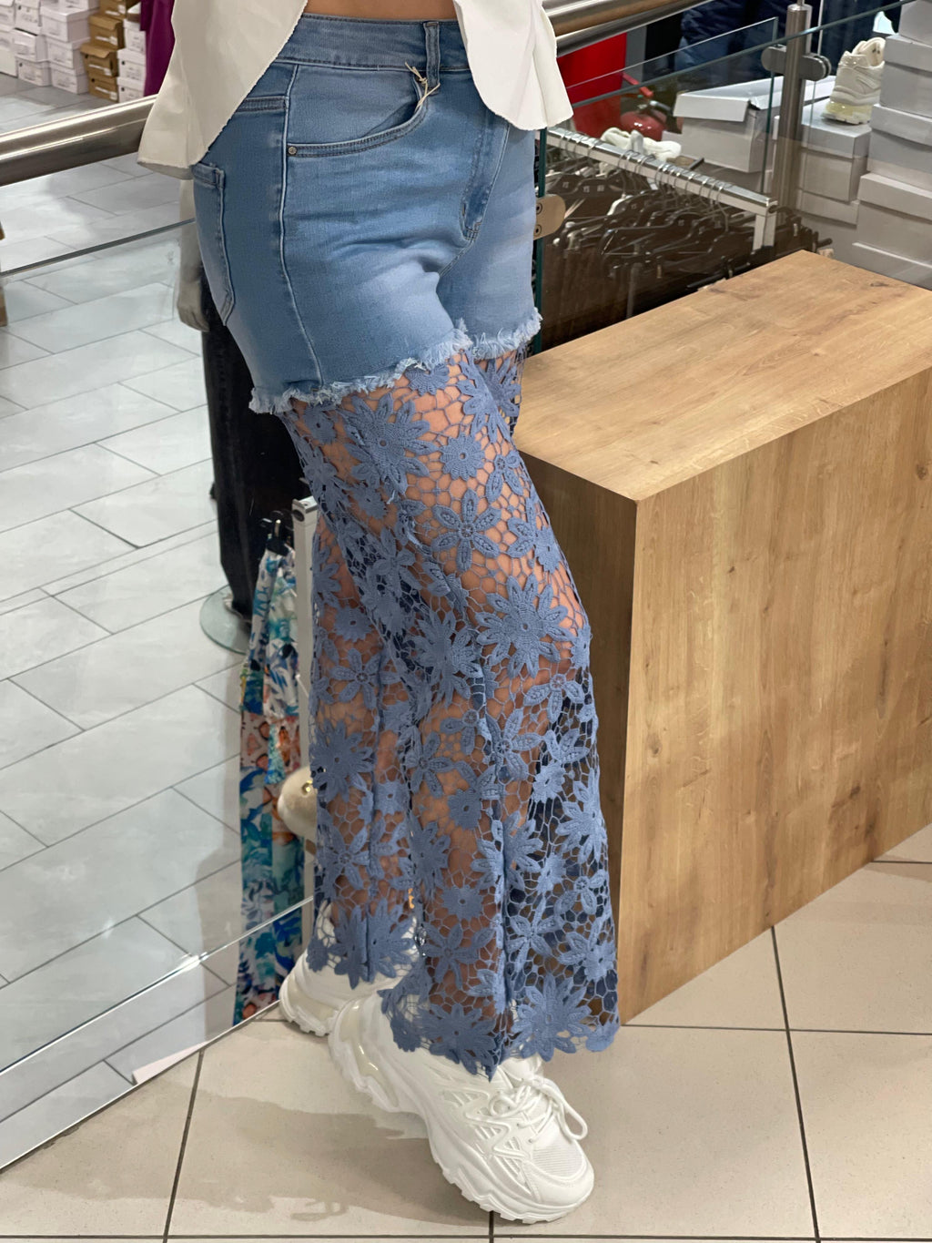 Jeans Vera mit Spitze Stickerei