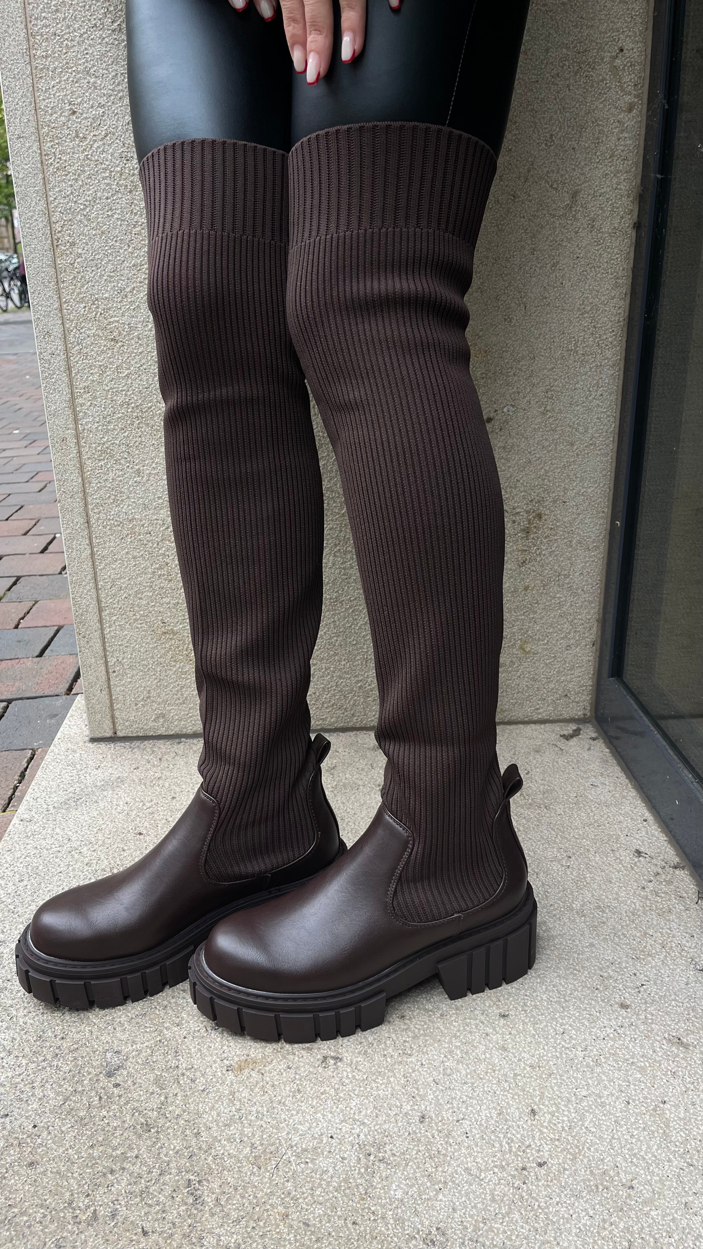 OVERKNEE-STIEFEL MIT STRICK-DETAIL IN BRAUN