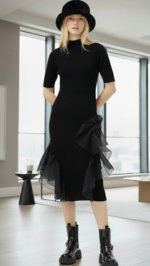 Elegantes Strickkleid aus feiner Viskose mit Volant-Details