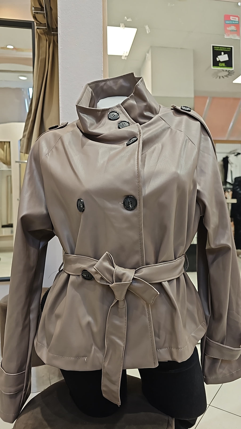 Shorter Kunstleder-Trenchcoat mit Hohem Stehkragen & Bindegürtel