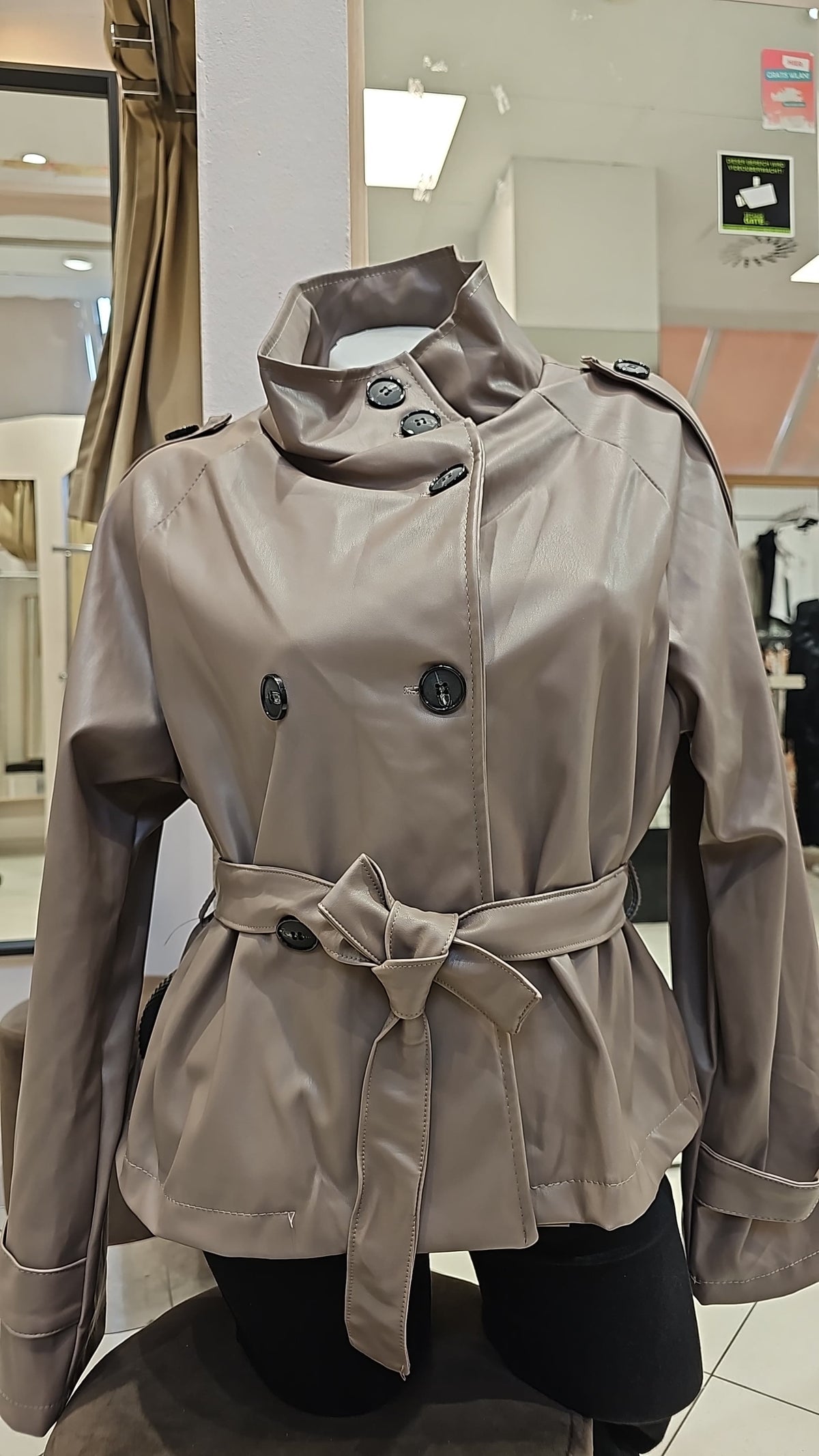 Shorter Kunstleder-Trenchcoat mit Hohem Stehkragen & Bindegürtel