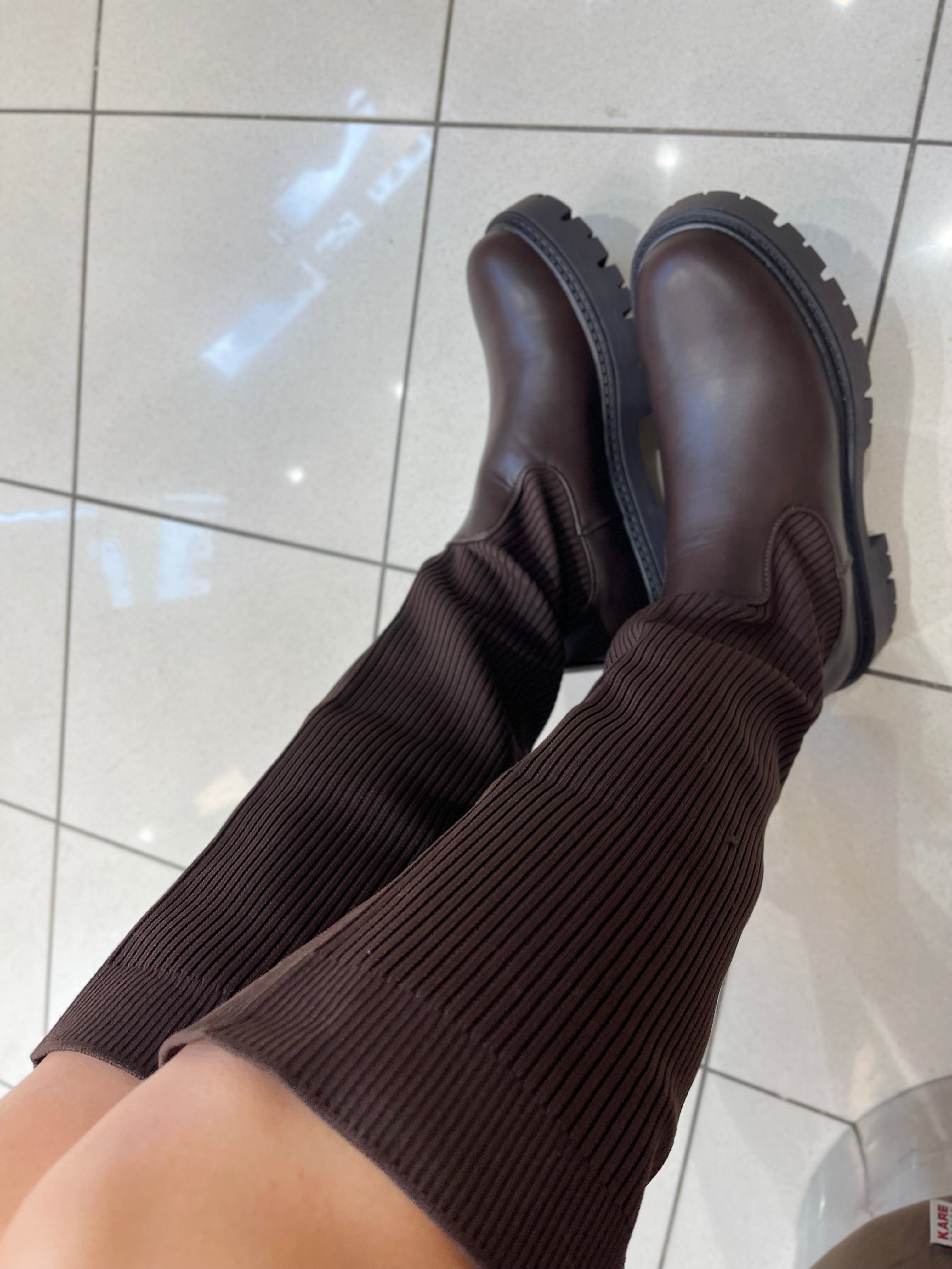 STIEFEL MIT STRICK-DETAIL IN BRAUN