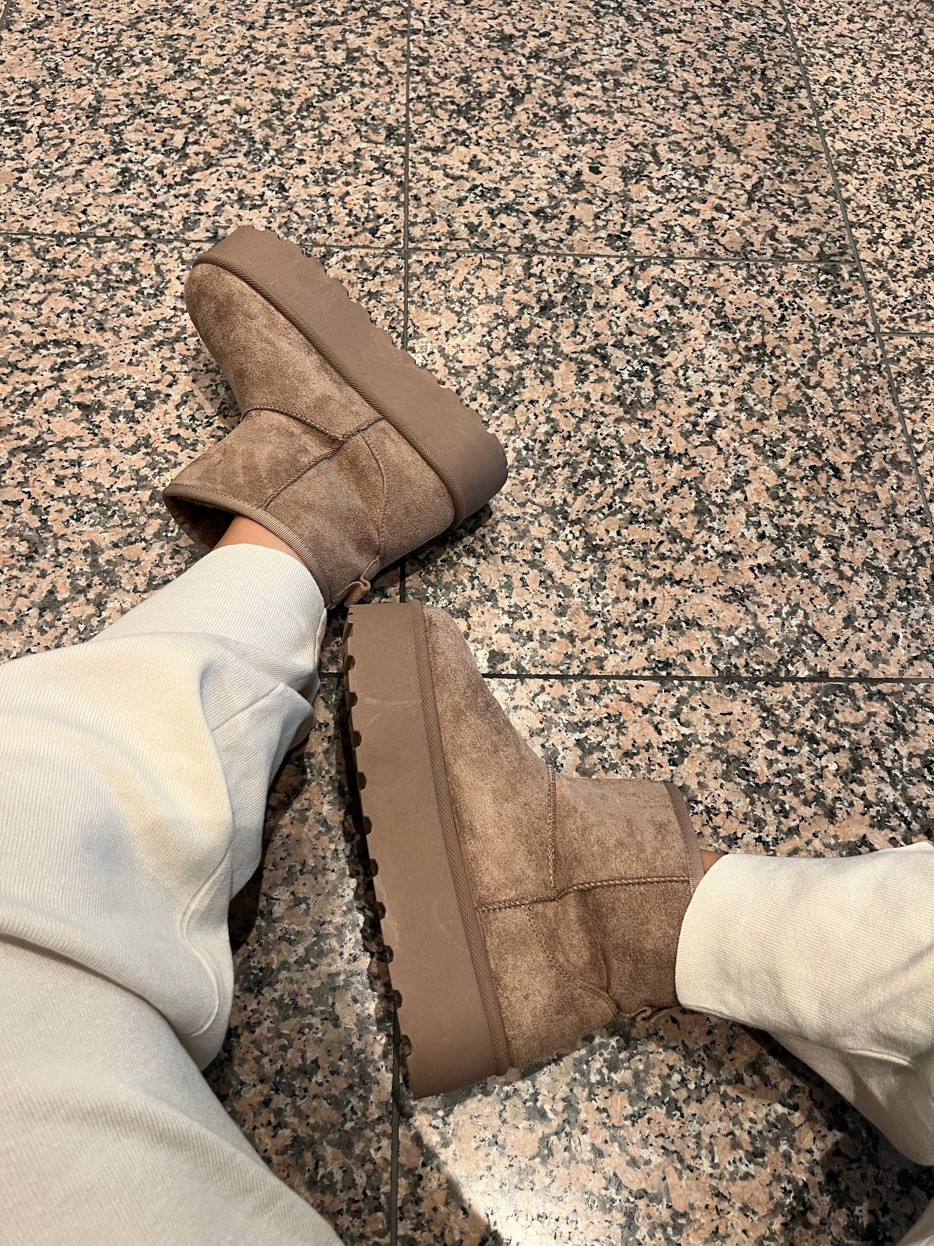 GEFÜTTERTE PLATEAU BOOTS IN TAUPE