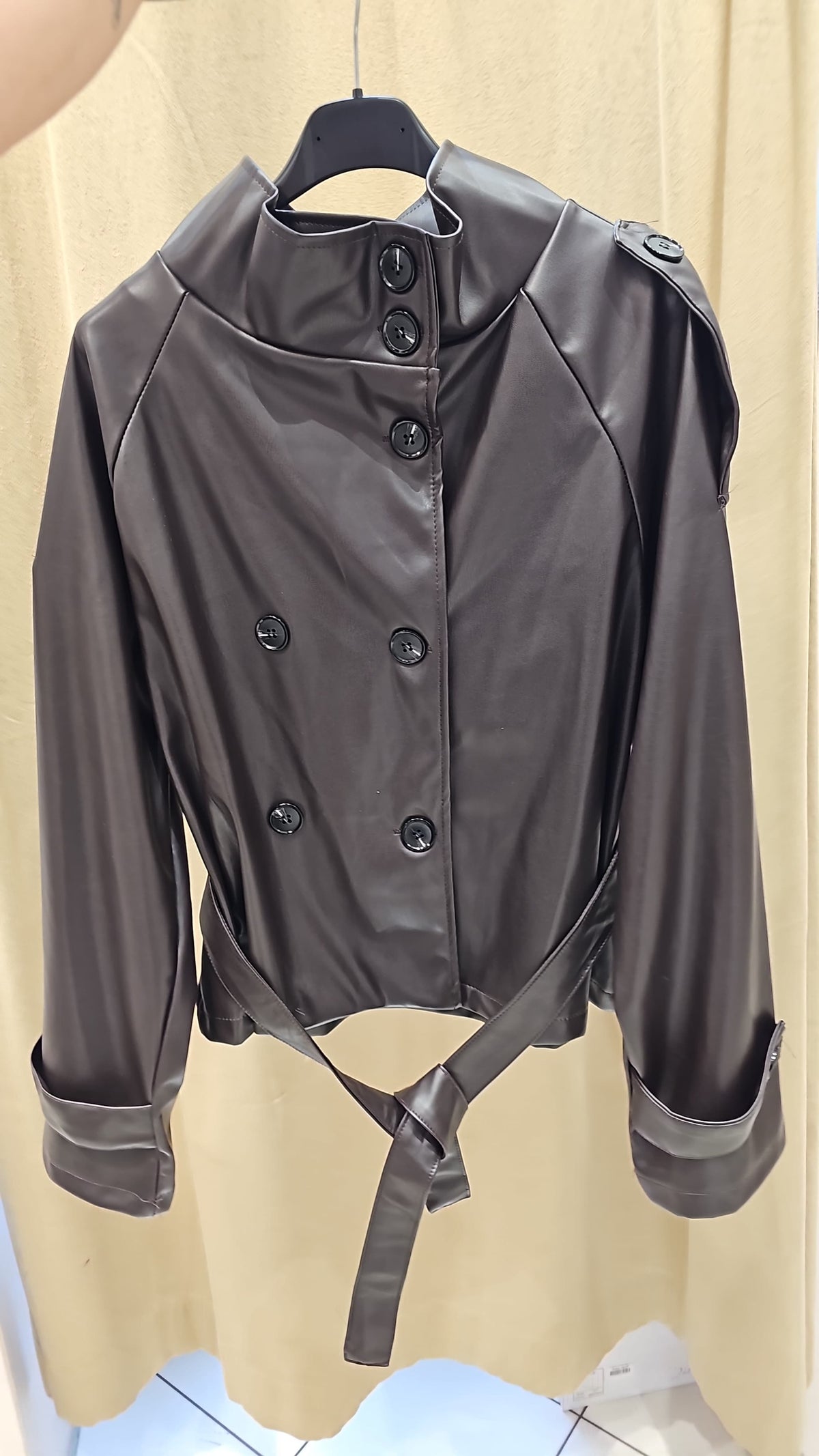 Shorter Kunstleder-Trenchcoat mit Hohem Stehkragen & Bindegürtel