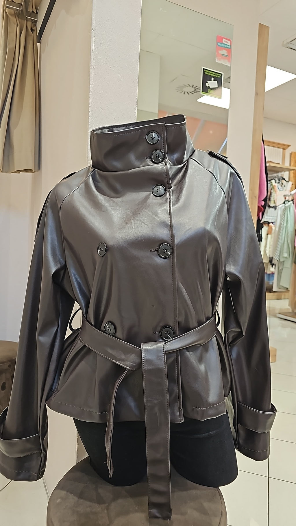 Shorter Kunstleder-Trenchcoat mit Hohem Stehkragen & Bindegürtel