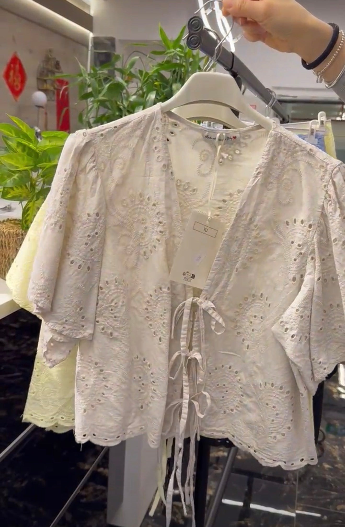 Kurzarm-Bluse mit Lochstickerei Andrea