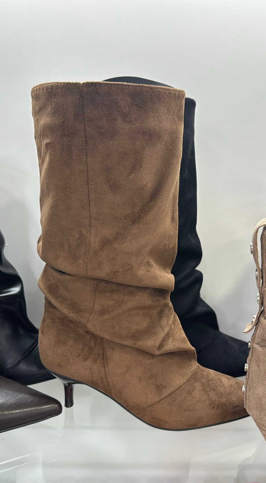 Elegant raffte Schlupfstiefel mit Kitten Heel in Cognacbraun