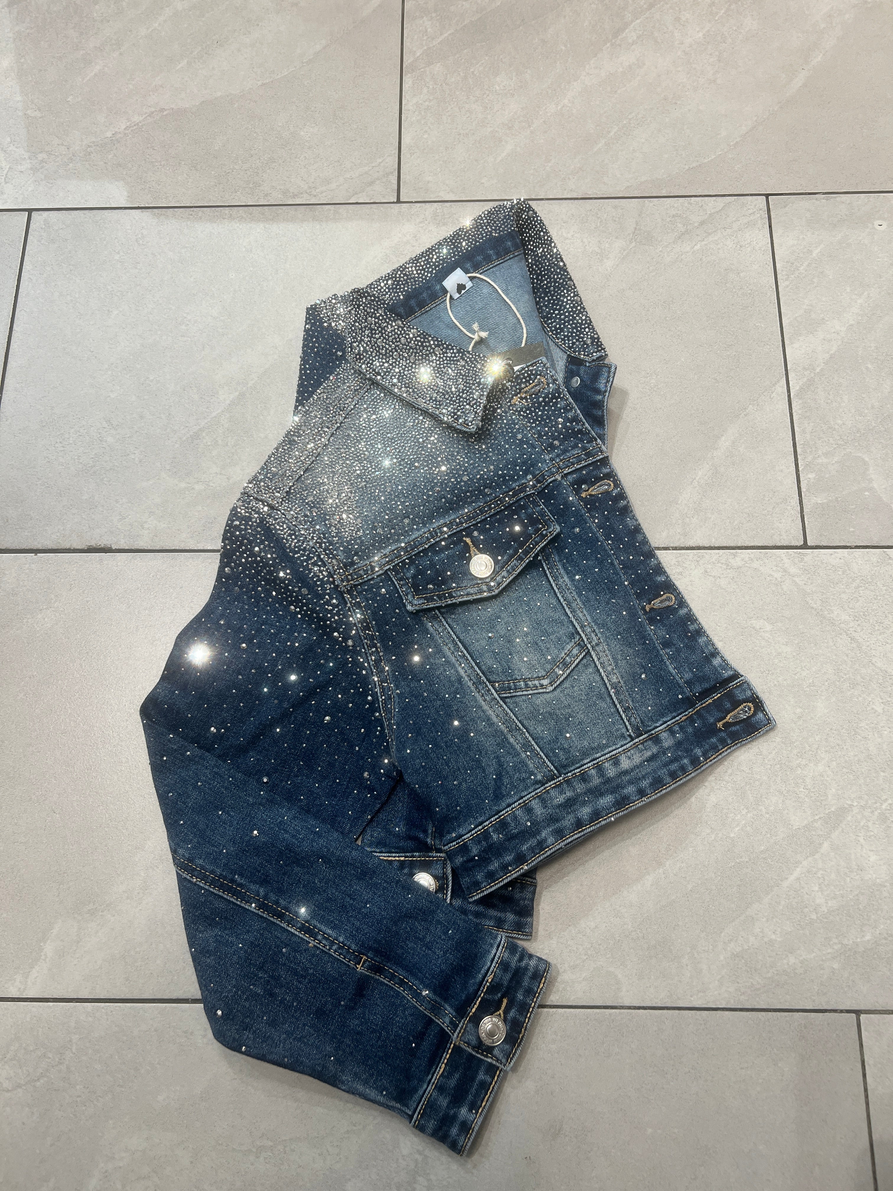 GLAMOURÖSE DENIM-JACKE MIT FUNKELNDEN STRASS