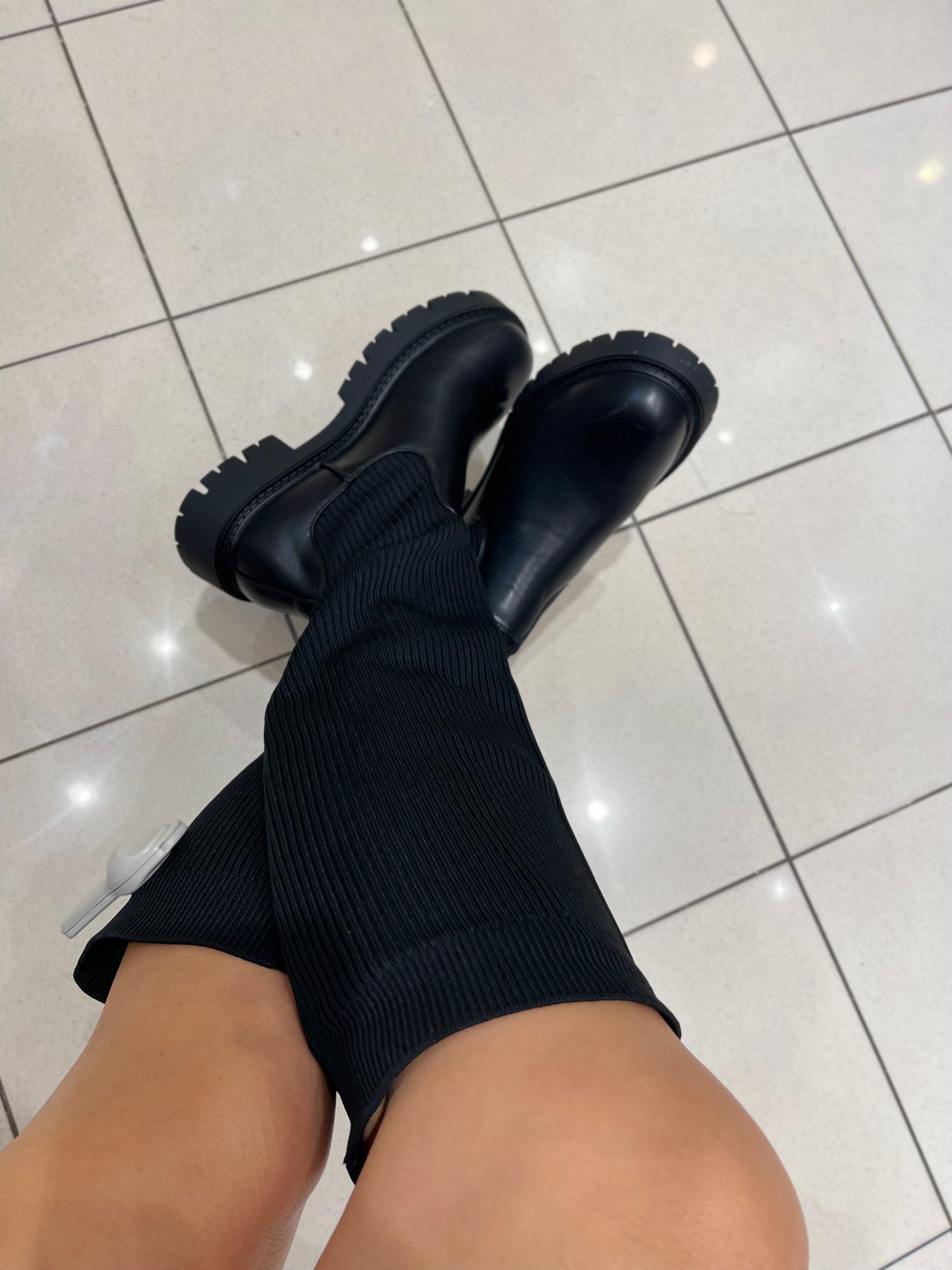 STIEFEL MIT STRICK-DETAIL IN SCHWARZ