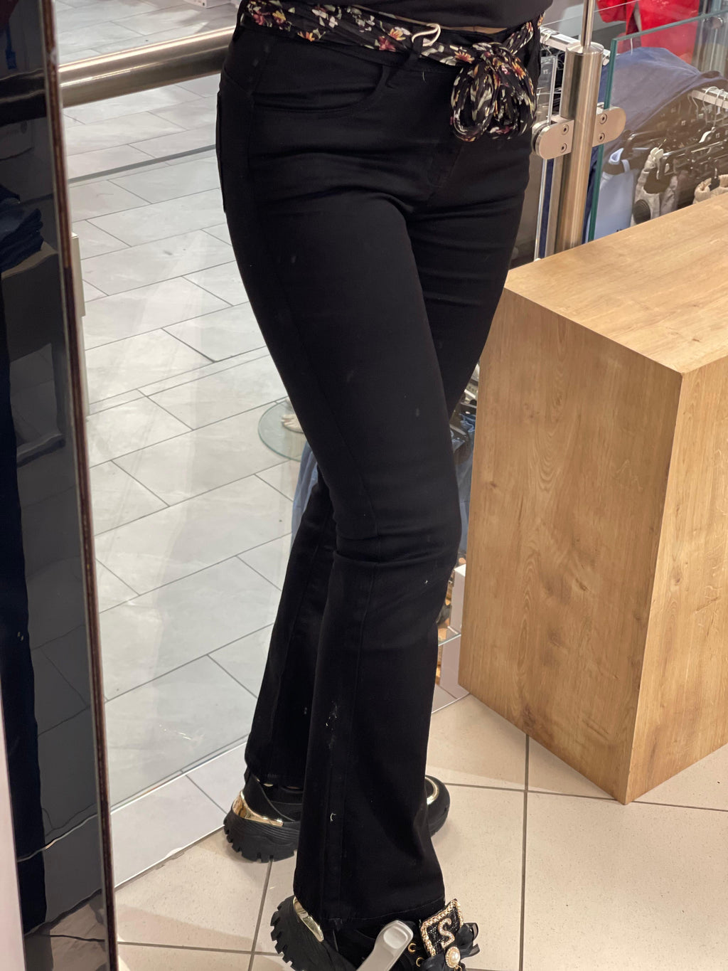 Jeans mit Blumengürtel Hudda