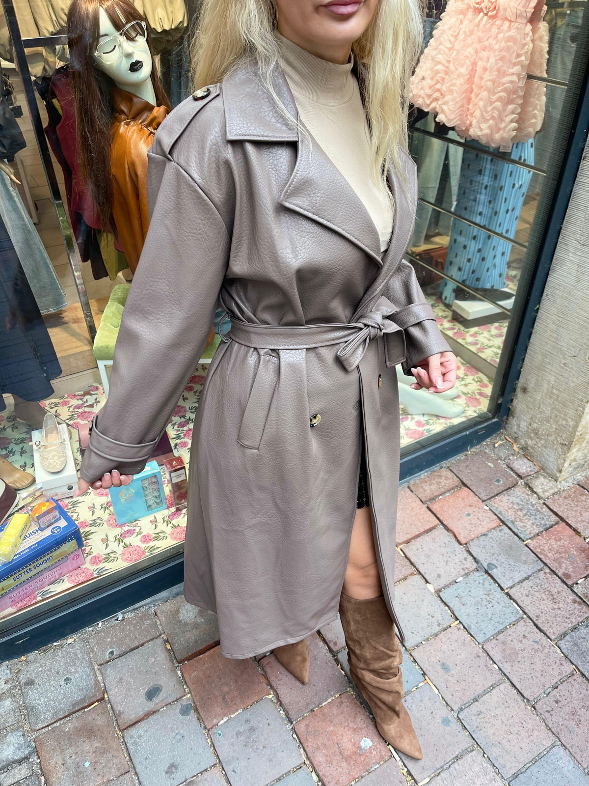 Eleganter Damen-Trenchcoat aus hochwertigem Kunstleder